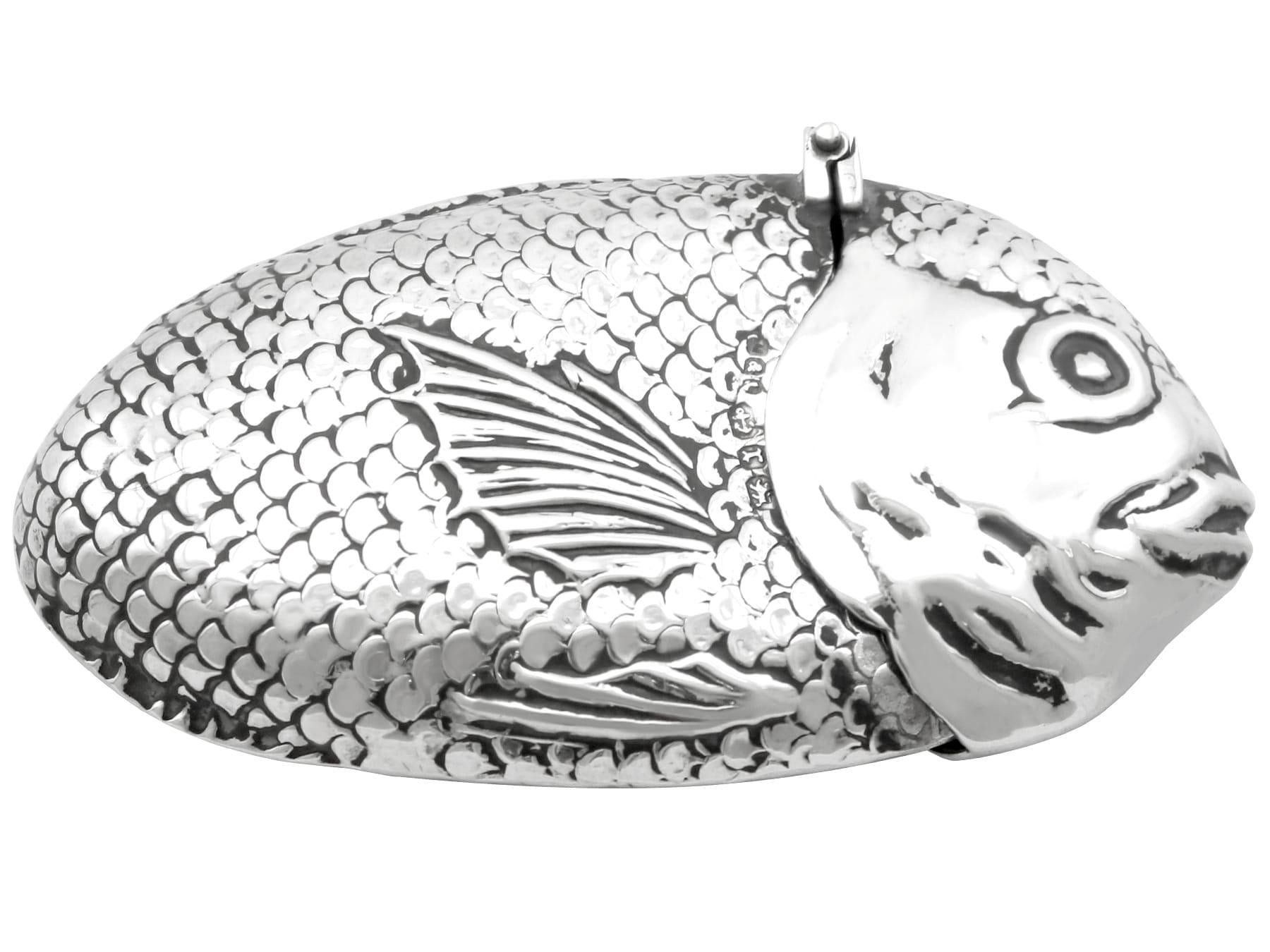 Un excepcional, fino e impresionante estuche antiguo victoriano inglés de plata de ley con forma de pez; una adición a nuestra colección de estuches de vesta novedosos.

Este excepcional y raro estuche antiguo victoriano de plata de ley ha sido