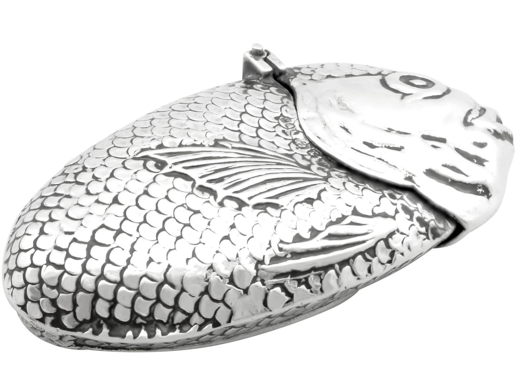 Antiguo estuche victoriano de plata de ley para peces Vesta (1891) en venta 1
