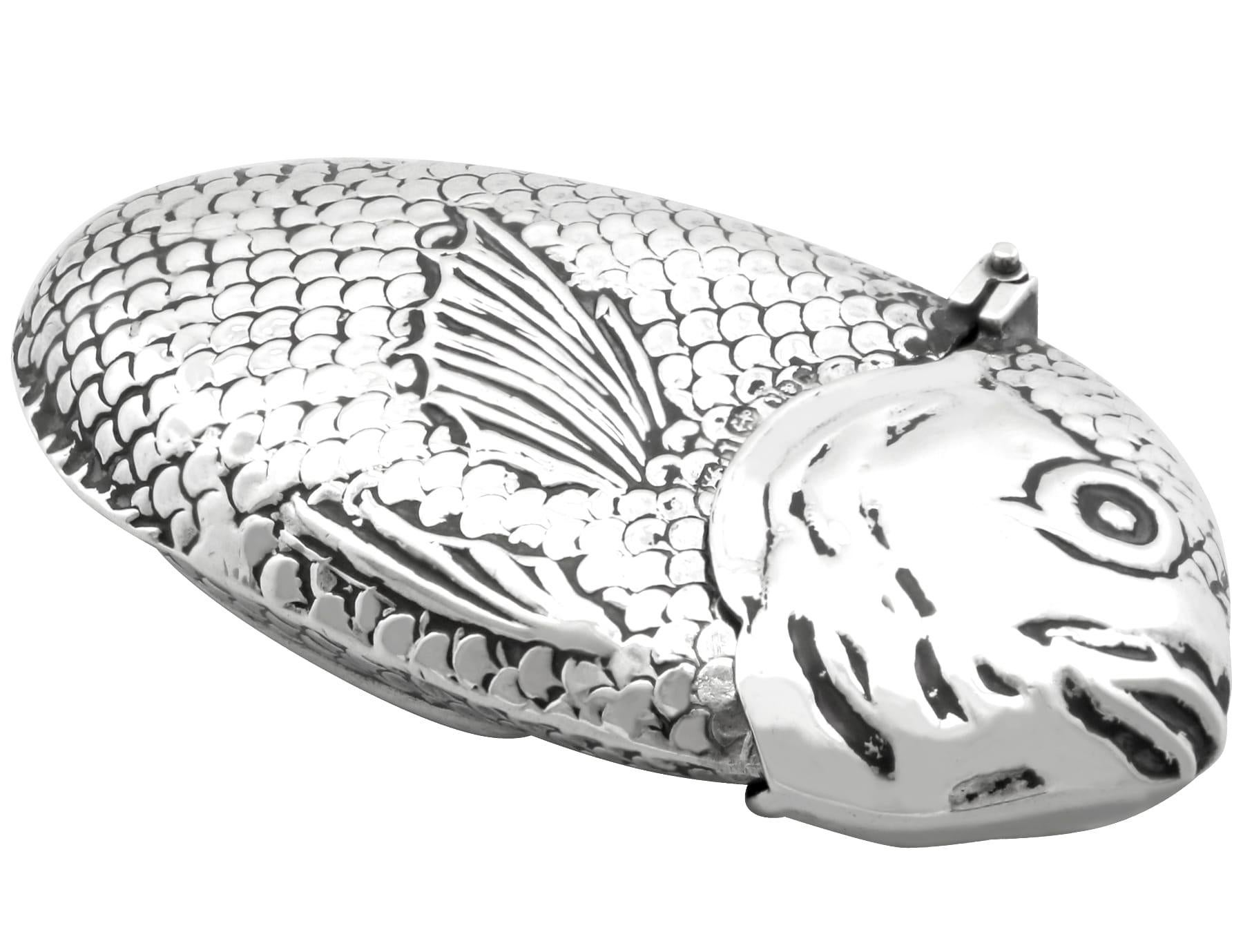 Antiguo estuche victoriano de plata de ley para peces Vesta (1891) en venta 2