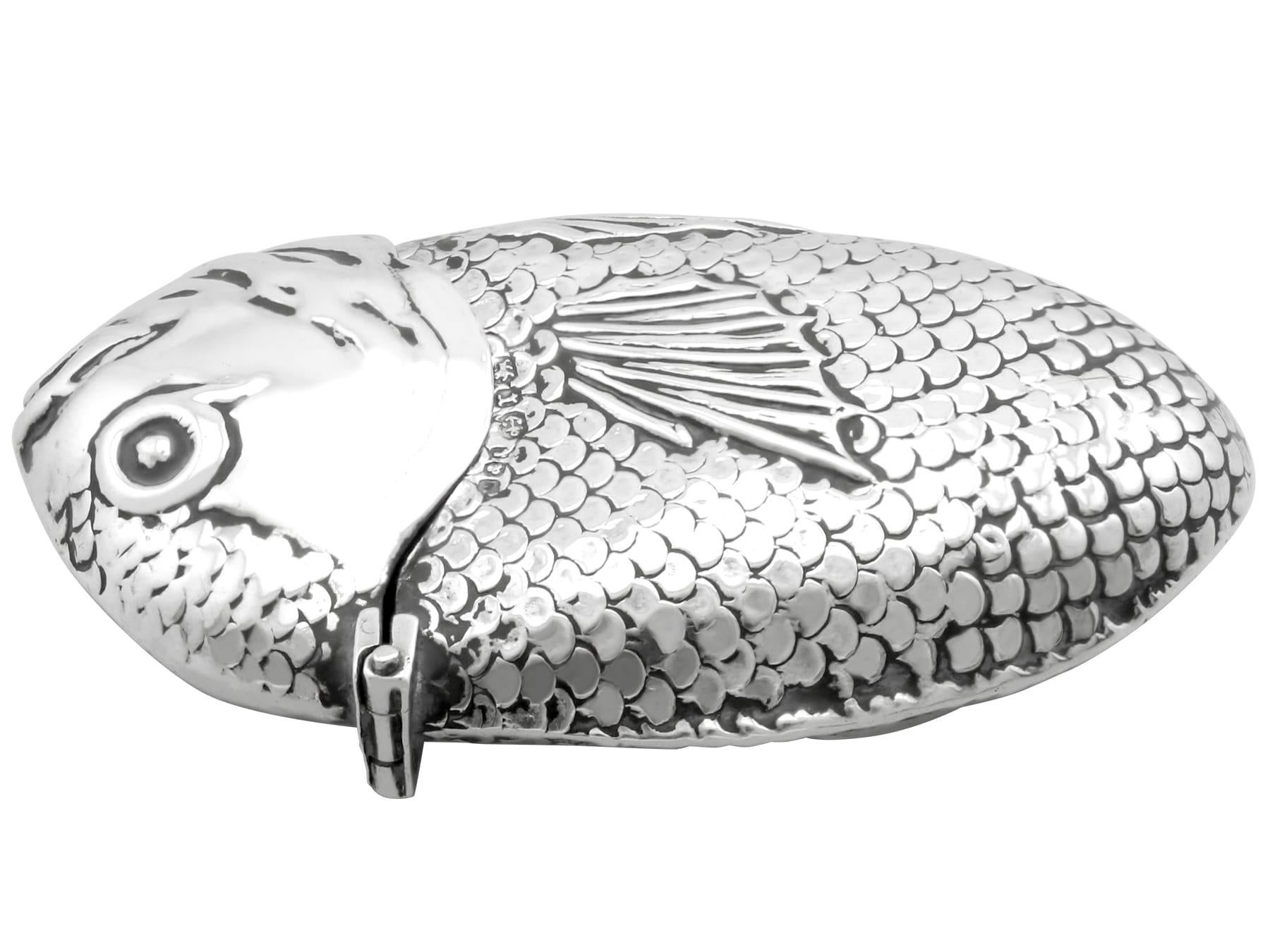Antiguo estuche victoriano de plata de ley para peces Vesta (1891) en venta 3