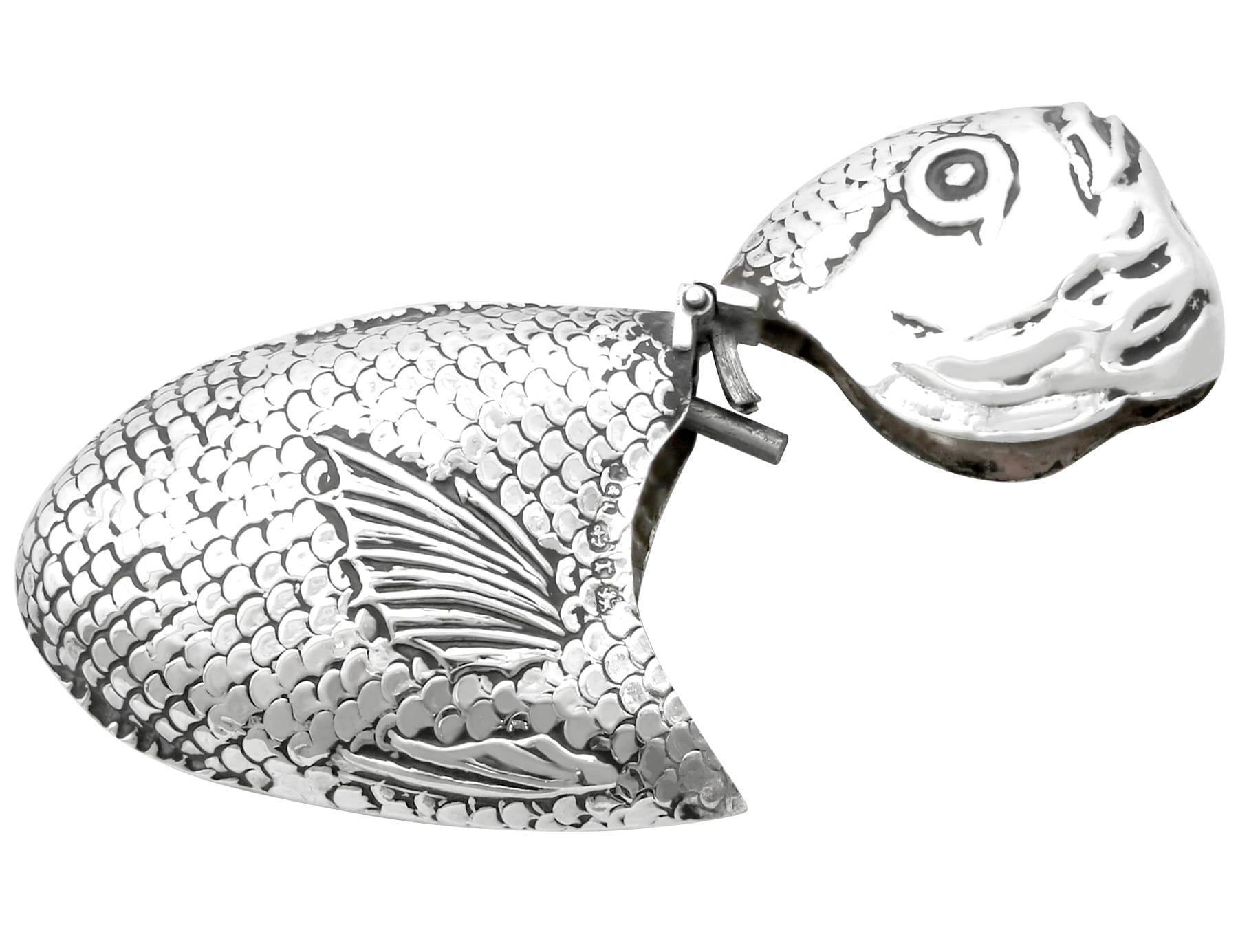 Antiguo estuche victoriano de plata de ley para peces Vesta (1891) en venta 4