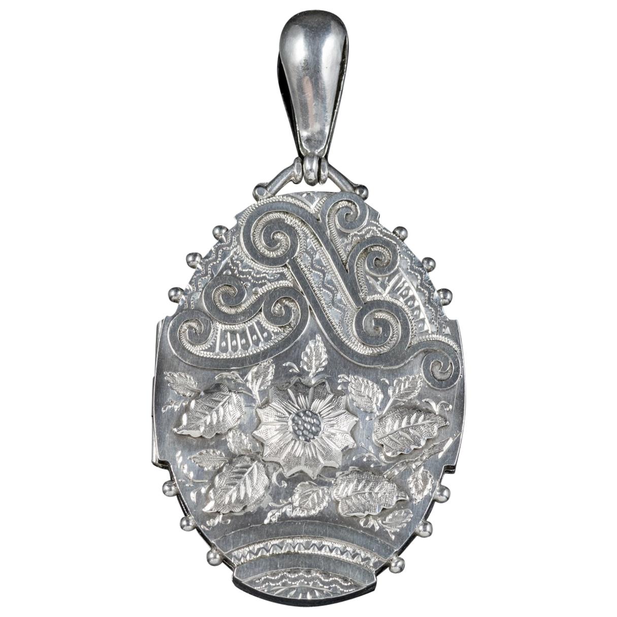 Antique Victorian Sterling Silver Floral Locket, circa 1900 For Sale