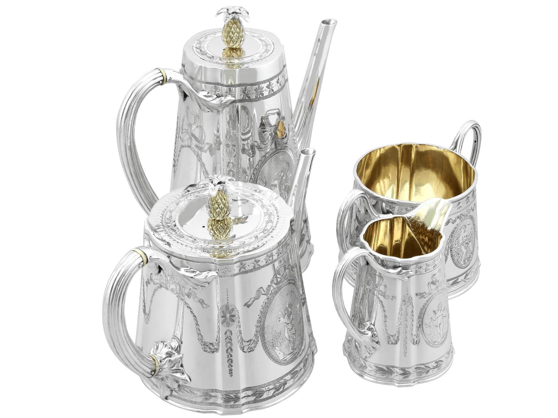 Un magnífico, fino e impresionante servicio de té y café de cuatro piezas de plata de ley inglesa victoriana antigua; una adición a nuestra colección de vajillas de té de plata.

Este magnífico juego de té victoriano antiguo de cuatro piezas, en