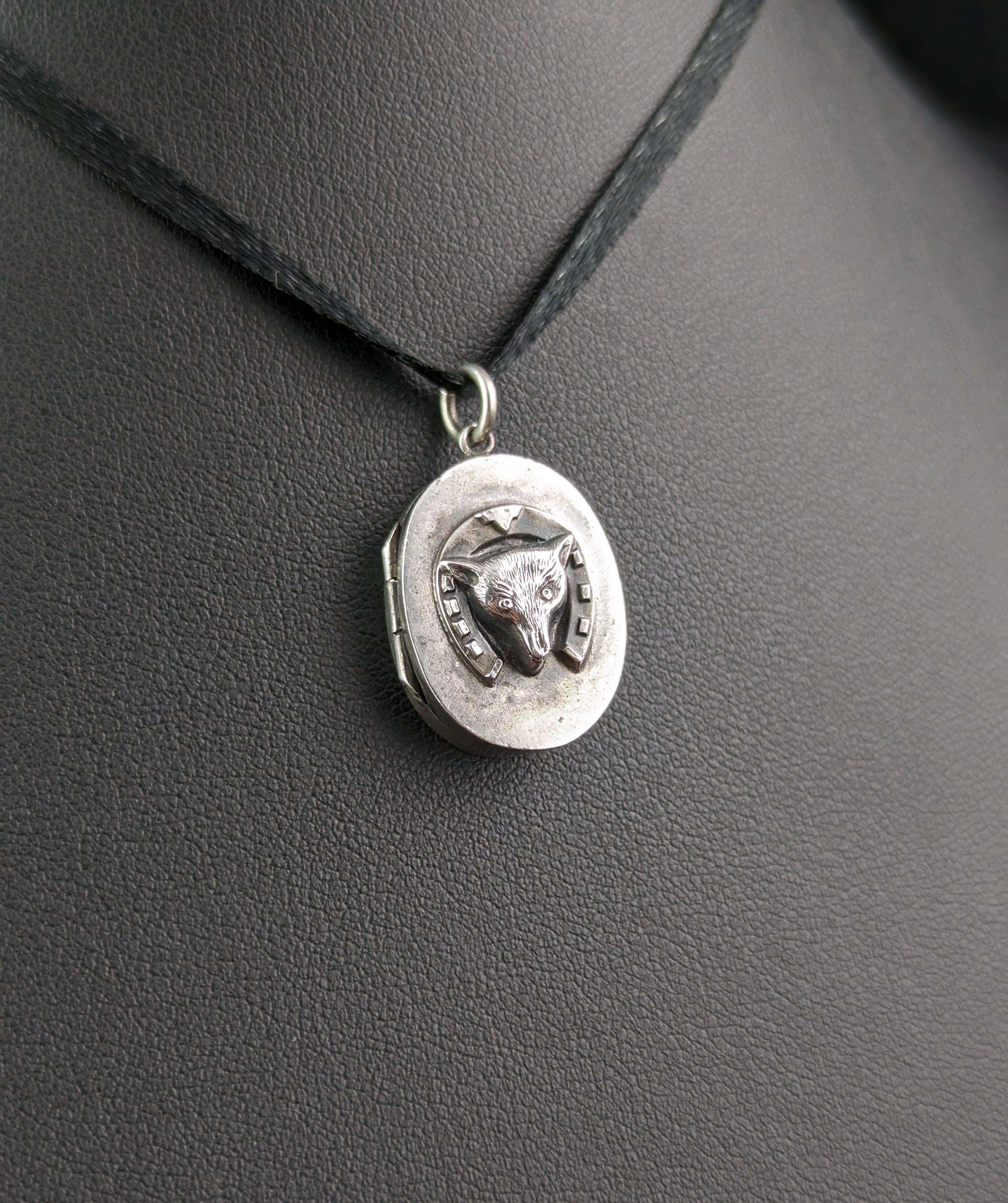 Antique Victorian sterling silver fox and horseshoe locket  In Fair Condition For Sale In NEWARK, GB