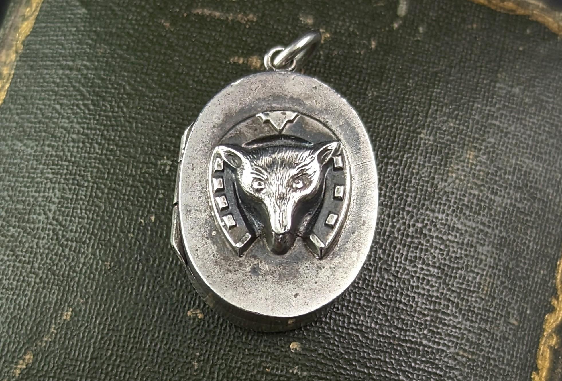 Antique Victorian sterling silver fox and horseshoe locket  For Sale 1