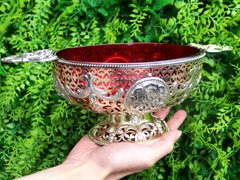 Antico piatto vittoriano in argento dorato e vetro color mirtillo rosso