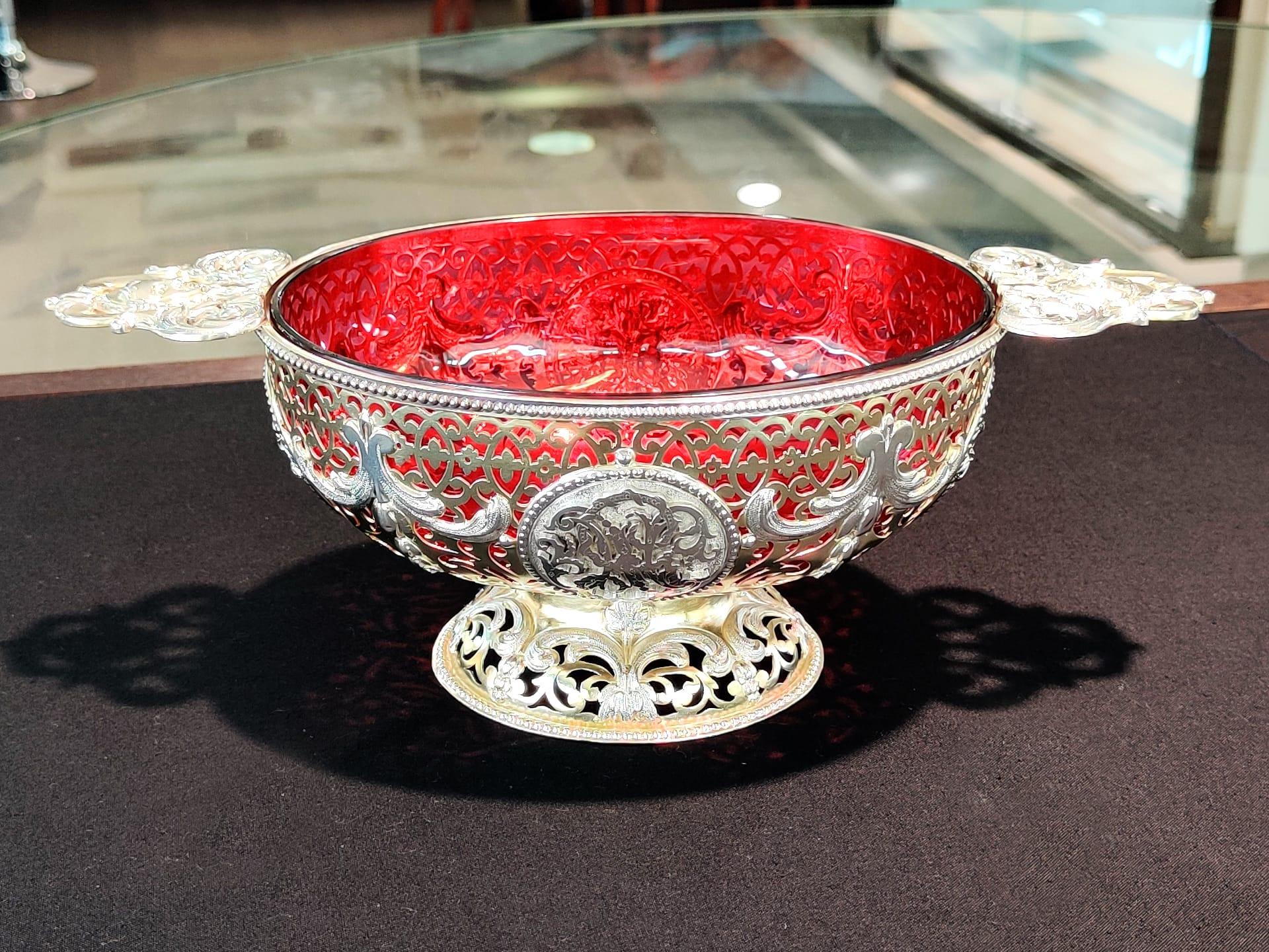 Antiguo Plato Victoriano de Plata de Ley Dorada y Vidrio de Arándano Rojo Británico en venta