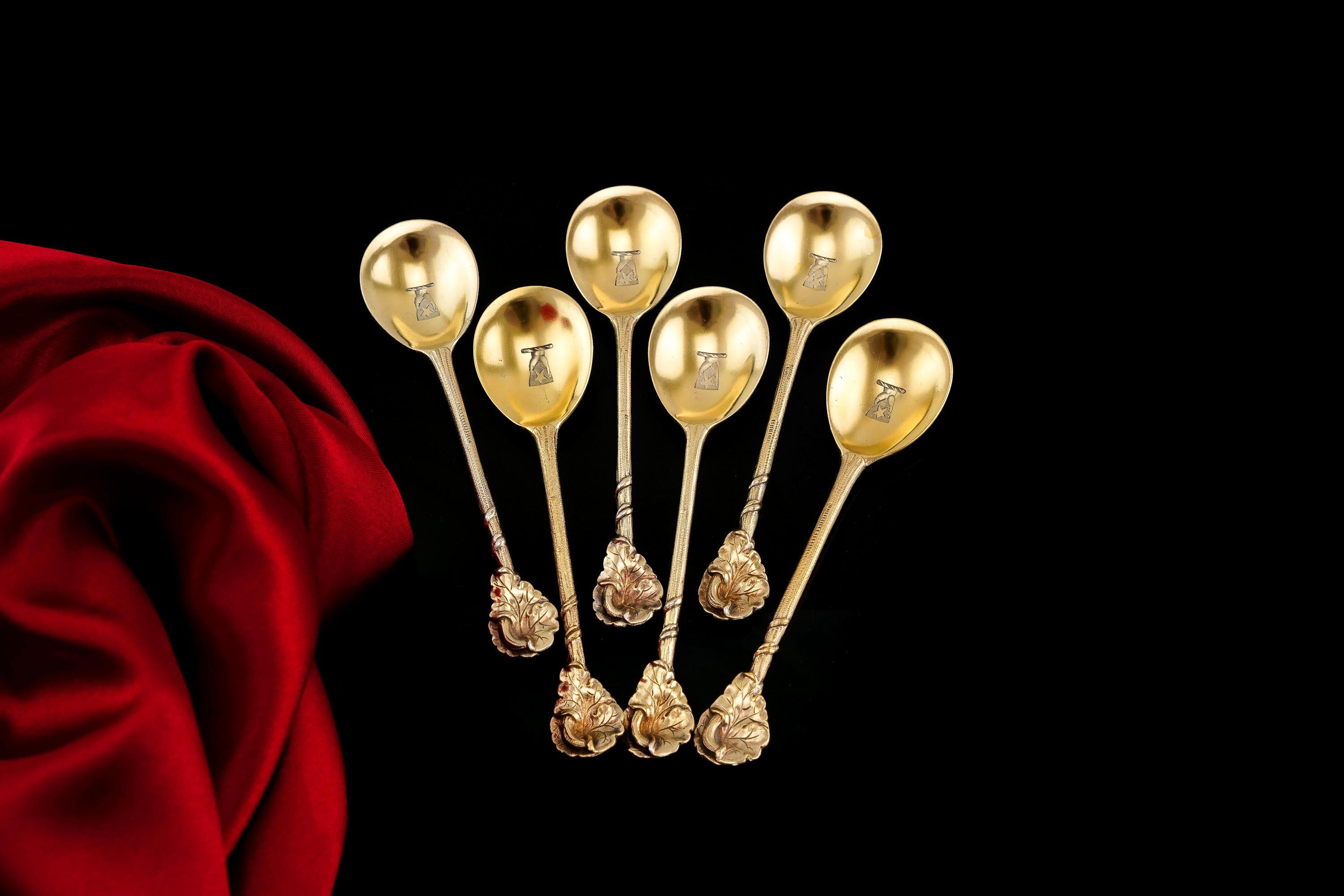 We are delighted to offer this unique and magnificent solid silver gilt set of 6 spoons made by specialist spoon maker Francis Higgins in London, 1875.
 
Made during the mid-Victorian era, the set presents a wonderful aesthetic flair of naturalistic