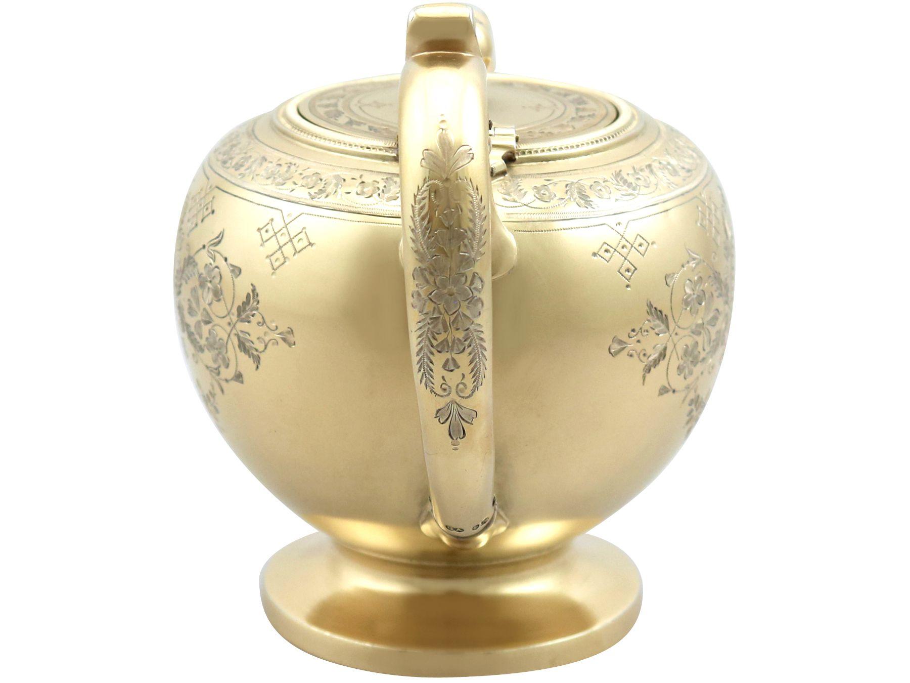 Fin du XIXe siècle Service à thé victorien ancien de trois pièces en argent sterling doré en vente