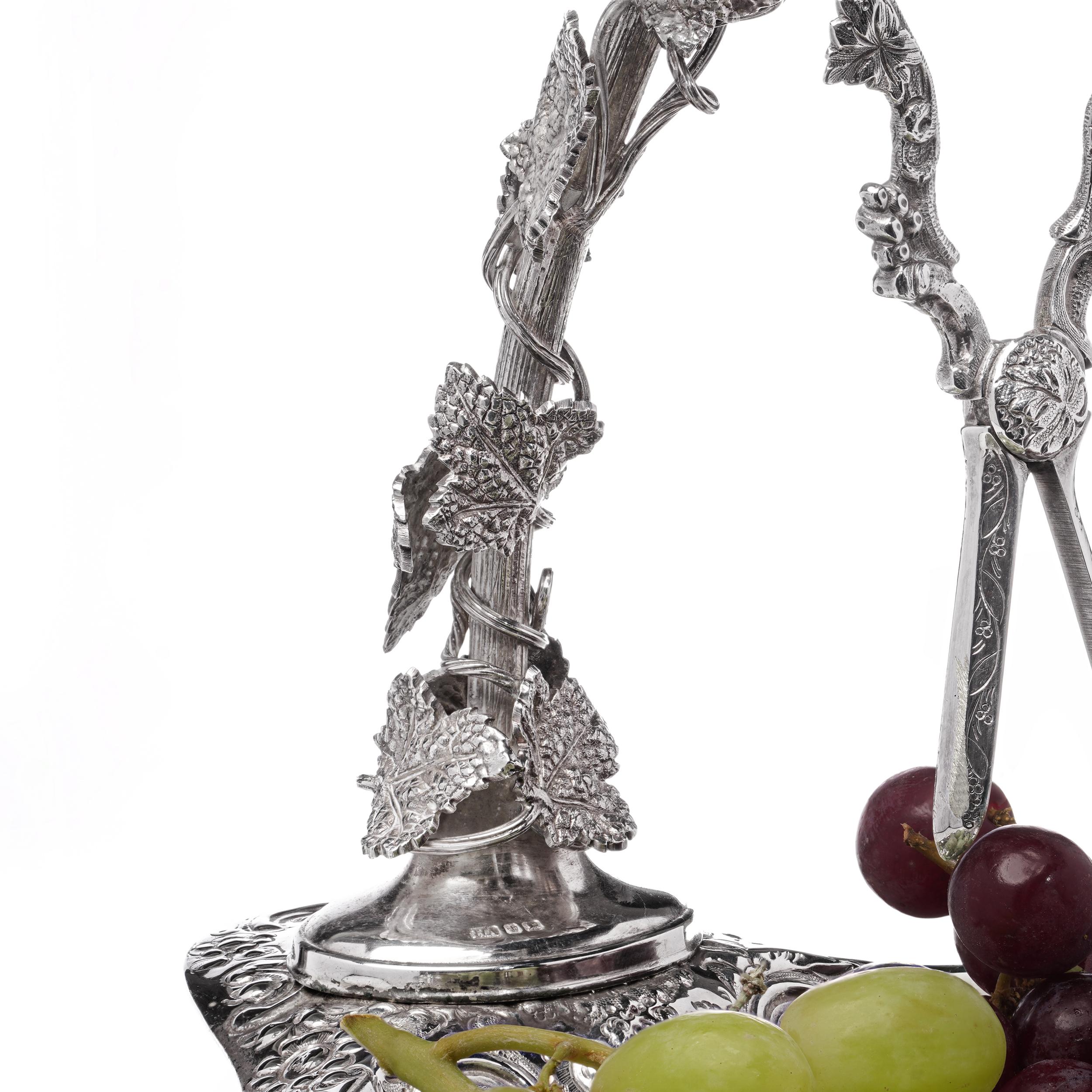 Antique Victorian Sterling Silver Grape Dish with Grape Scissors In Good Condition For Sale In Braintree, GB