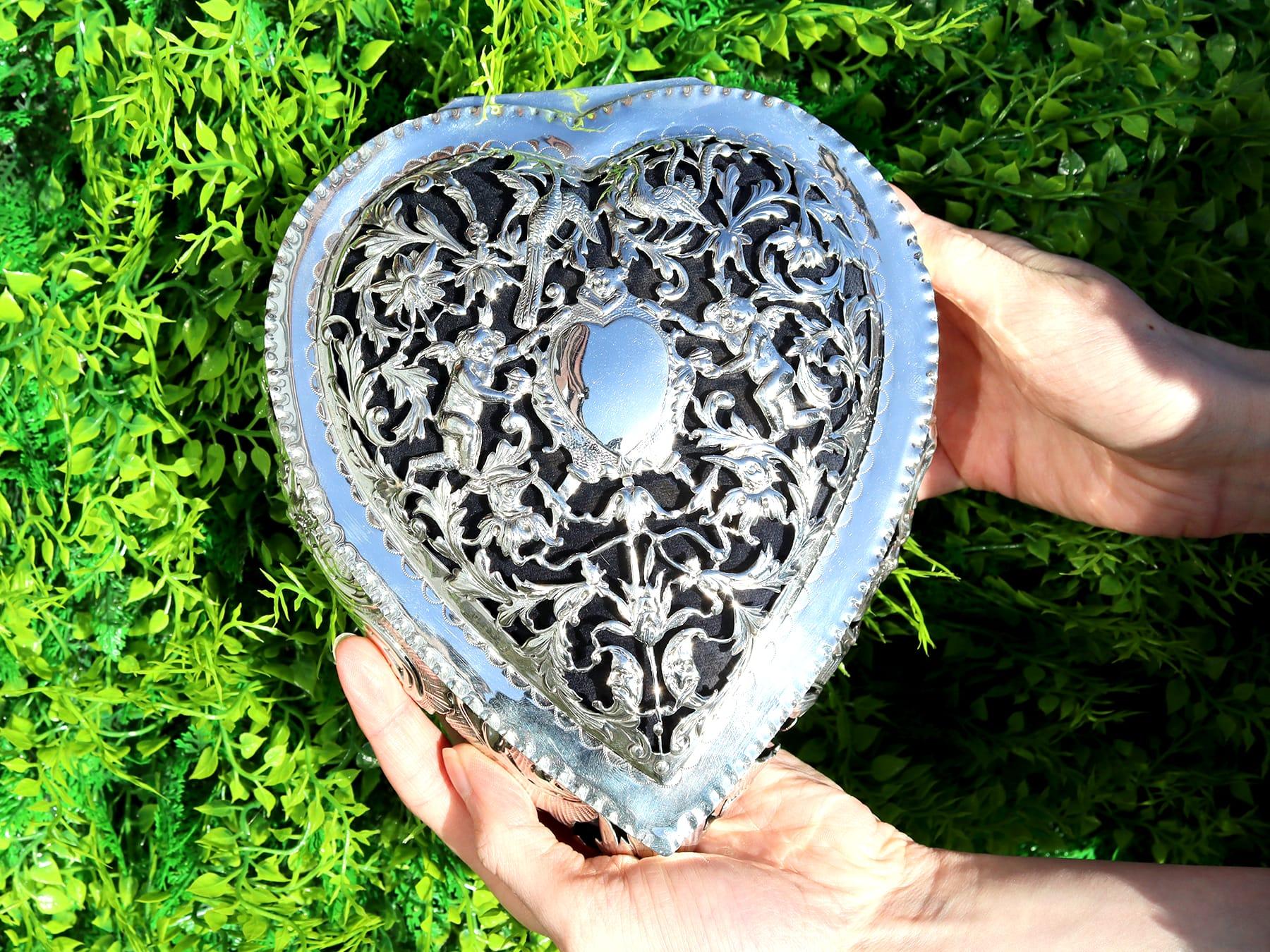 An exceptional, fine and impressive, large antique Victorian English sterling silver heart-shaped jewellery box; an addition to our diverse Victorian boxes collection.

This exceptional and rare antique sterling silver box has a heart shaped