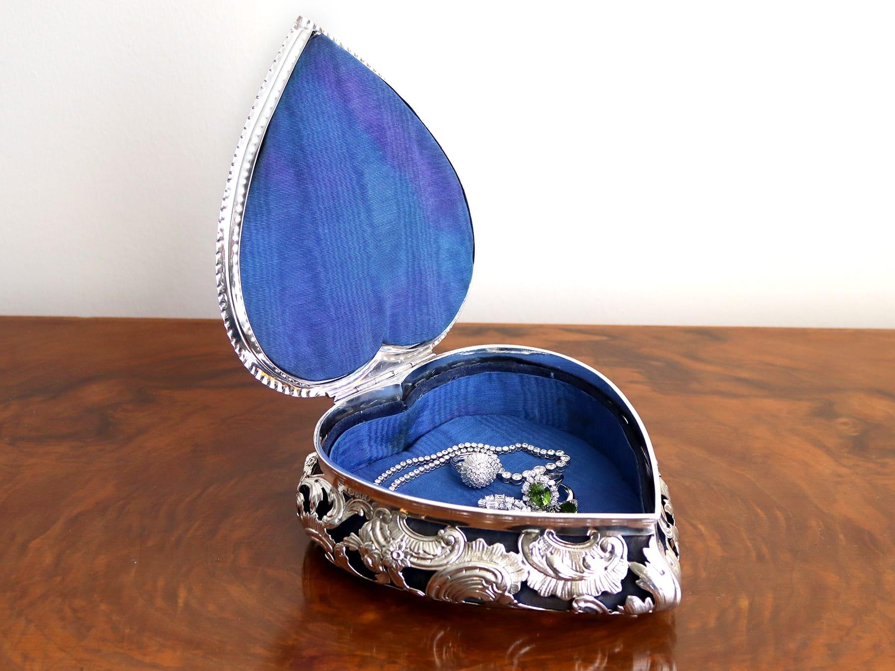 Antique Victorian Sterling Silver Heart Jewellery Box (1889) In Excellent Condition For Sale In Jesmond, Newcastle Upon Tyne