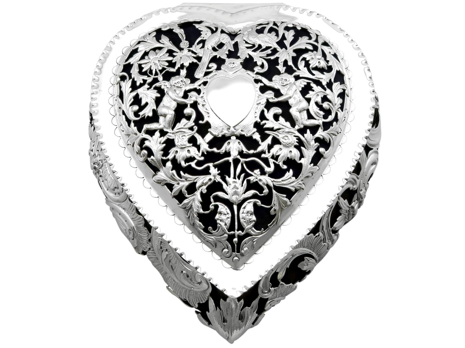 Fin du XIXe siècle Boîte à bijoux victorienne ancienne en argent sterling en forme de cœur (1889) en vente