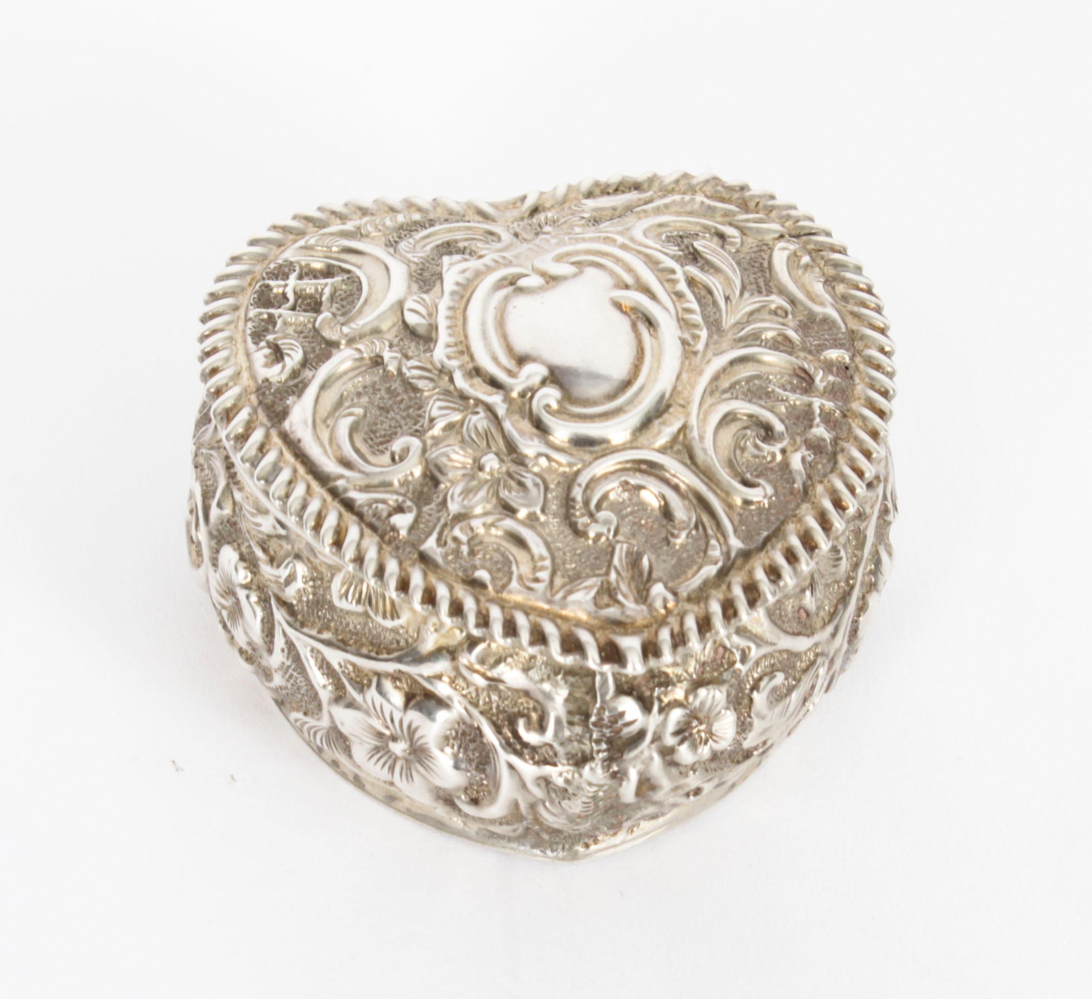 Antique Victorian Sterling Silver Heart Pill Box Henry Matthew Birmingham, 1896 8