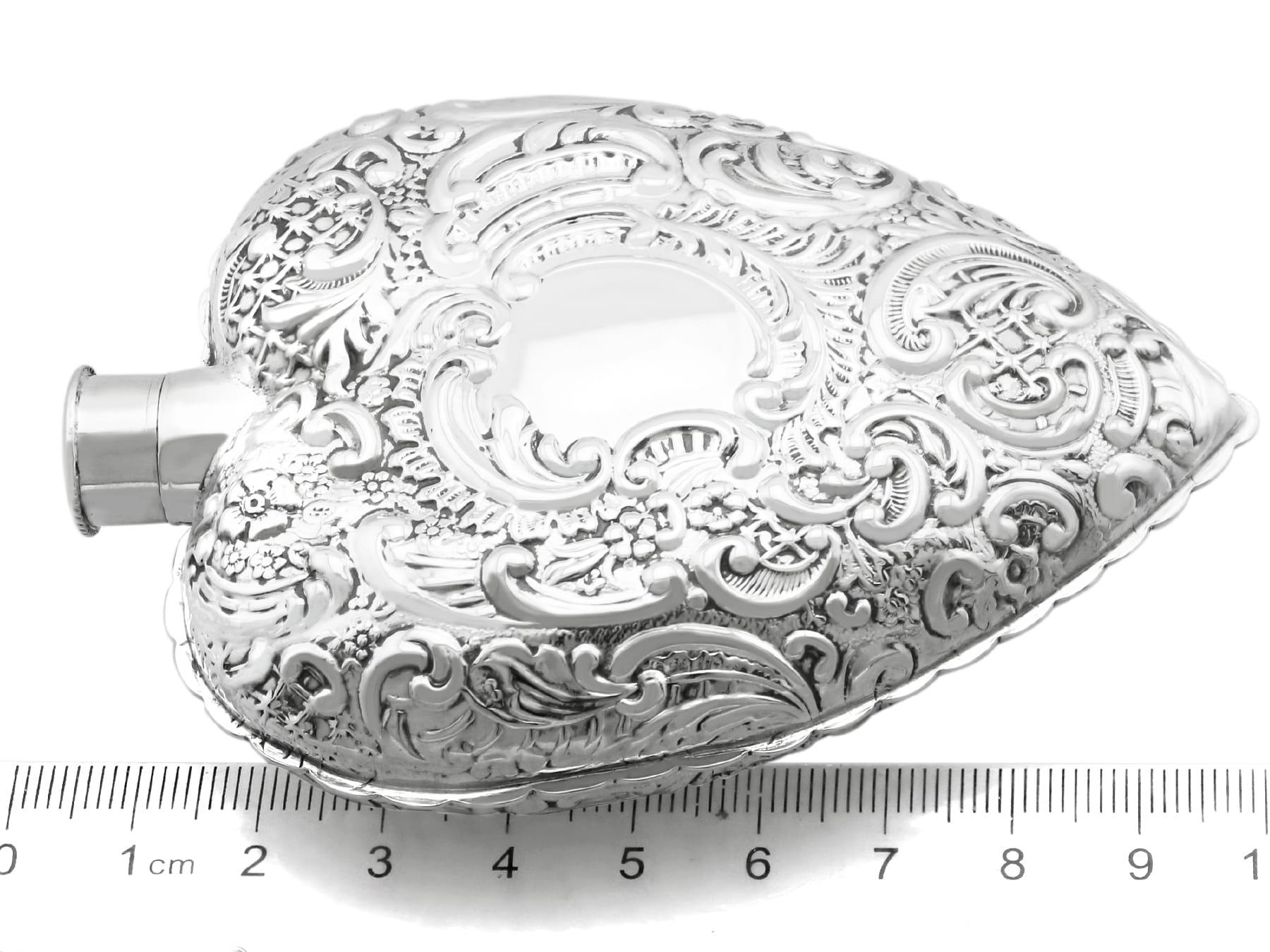 Flacon de cœur victorien ancien en argent sterling en vente 3