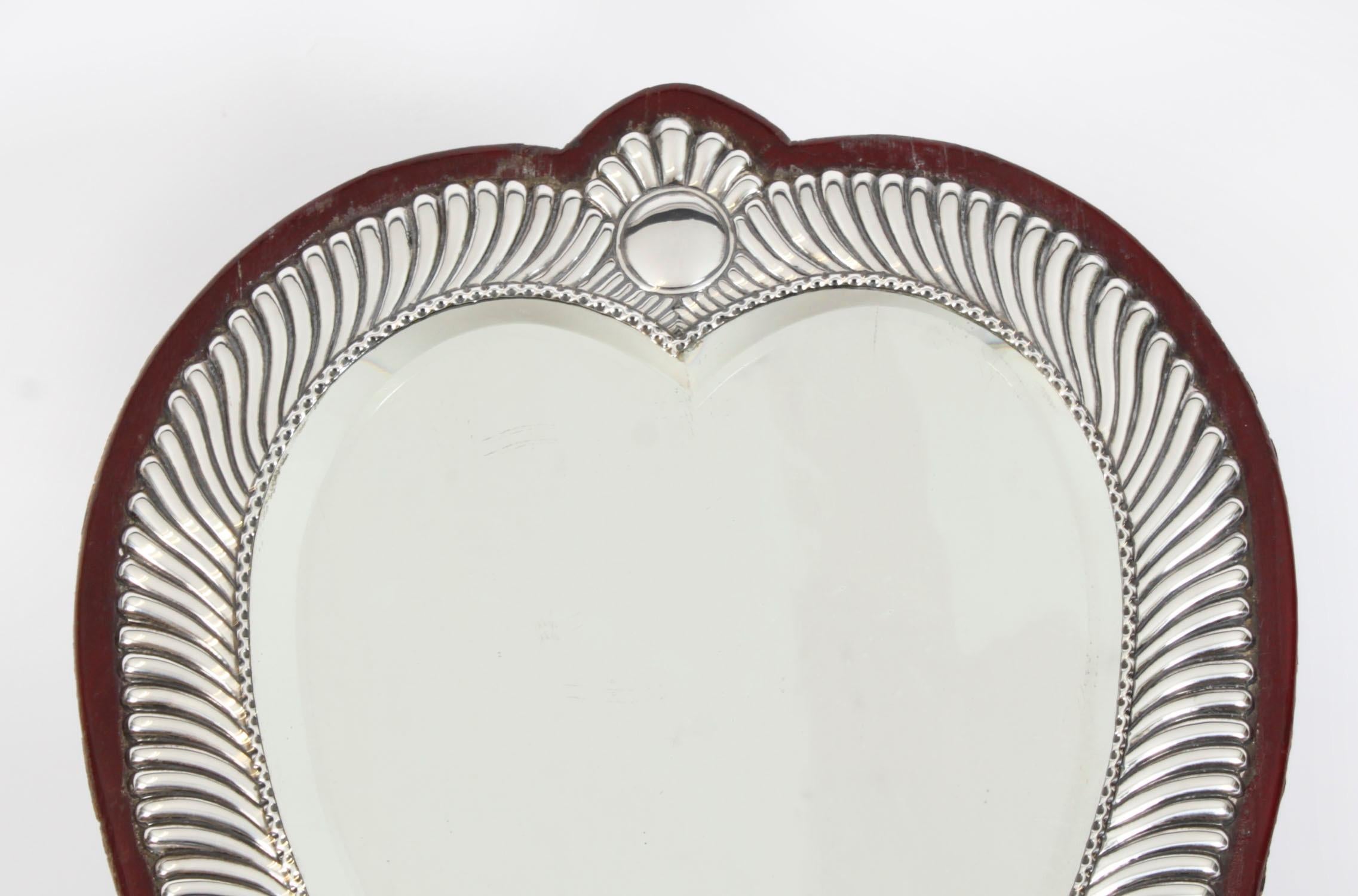 Anglais Miroir de coiffeuse victorien ancien en argent sterling en forme de cœur 19ème siècle en vente