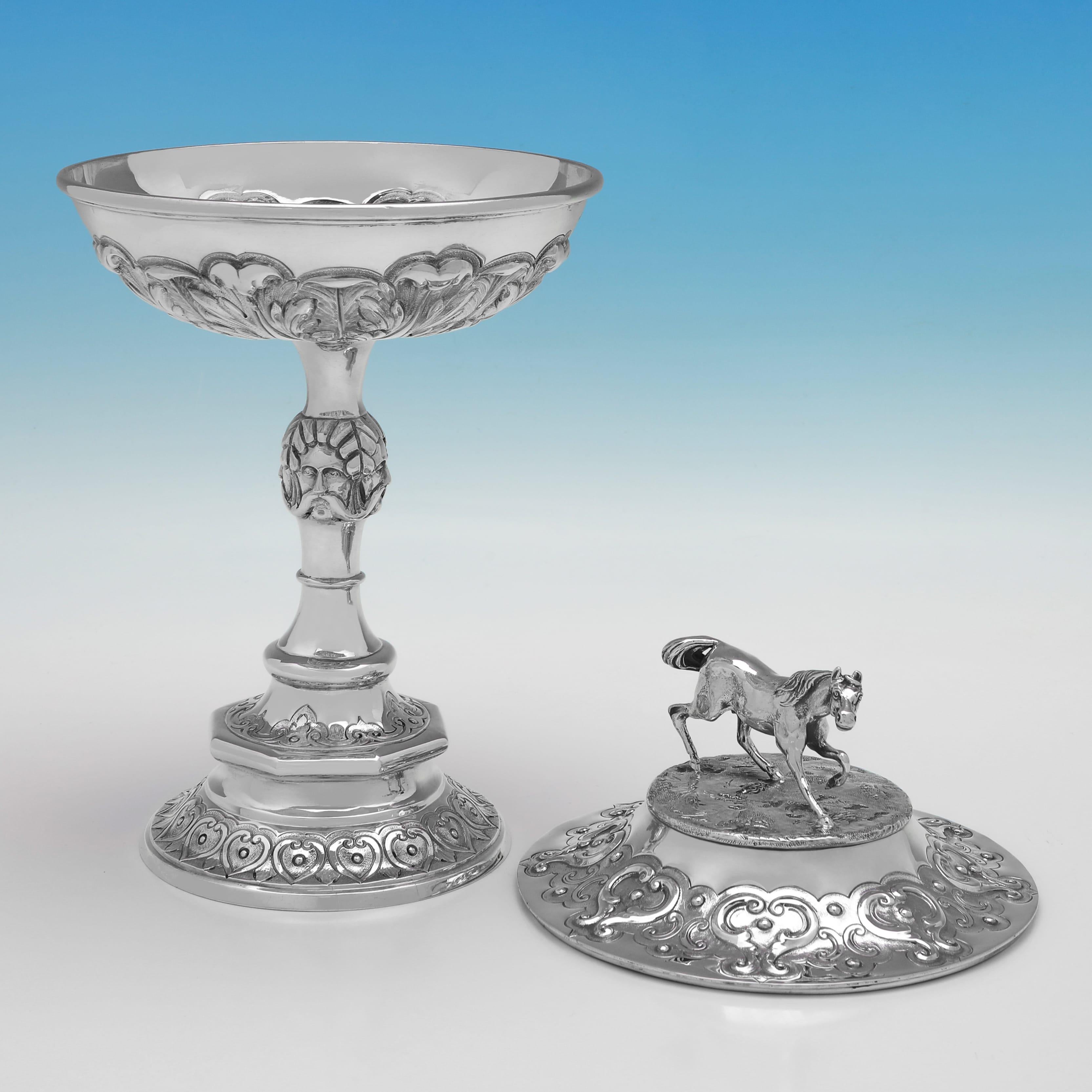 Poinçonné à Londres en 1865 par William Hunter, cet attrayant trophée ancien en argent sterling de l'époque victorienne est orné d'un motif et d'un fleuron en forme de cheval. Le trophée mesure 28 cm de haut, 16 cm de diamètre et pèse 25,07 onces