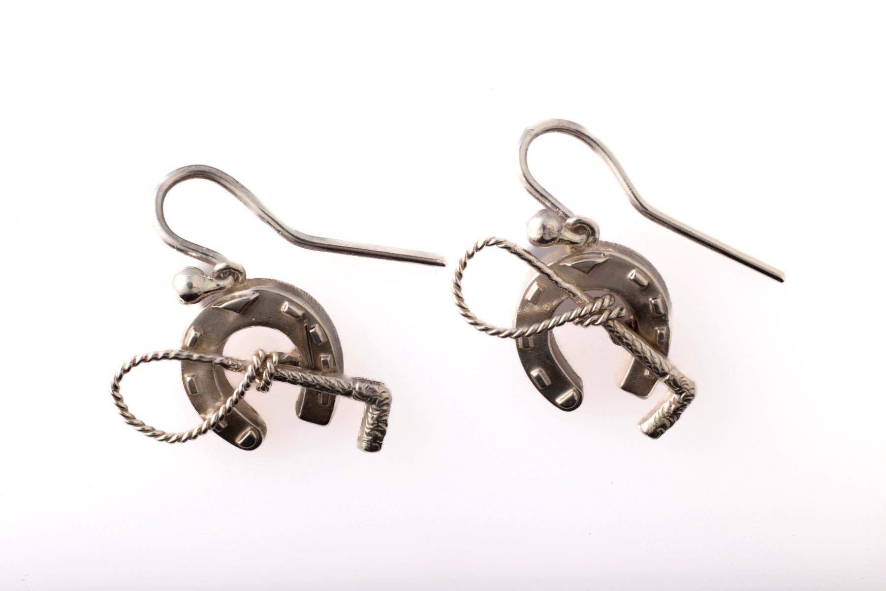 Les équitants aiment les bijoux associés aux chevaux et ces petites boucles d'oreilles légères en forme de fer à cheval et de cravache ont été conçues pour les passionnés de sport... Ils ont été créés vers 1860-80 en Angleterre, à l'époque où les