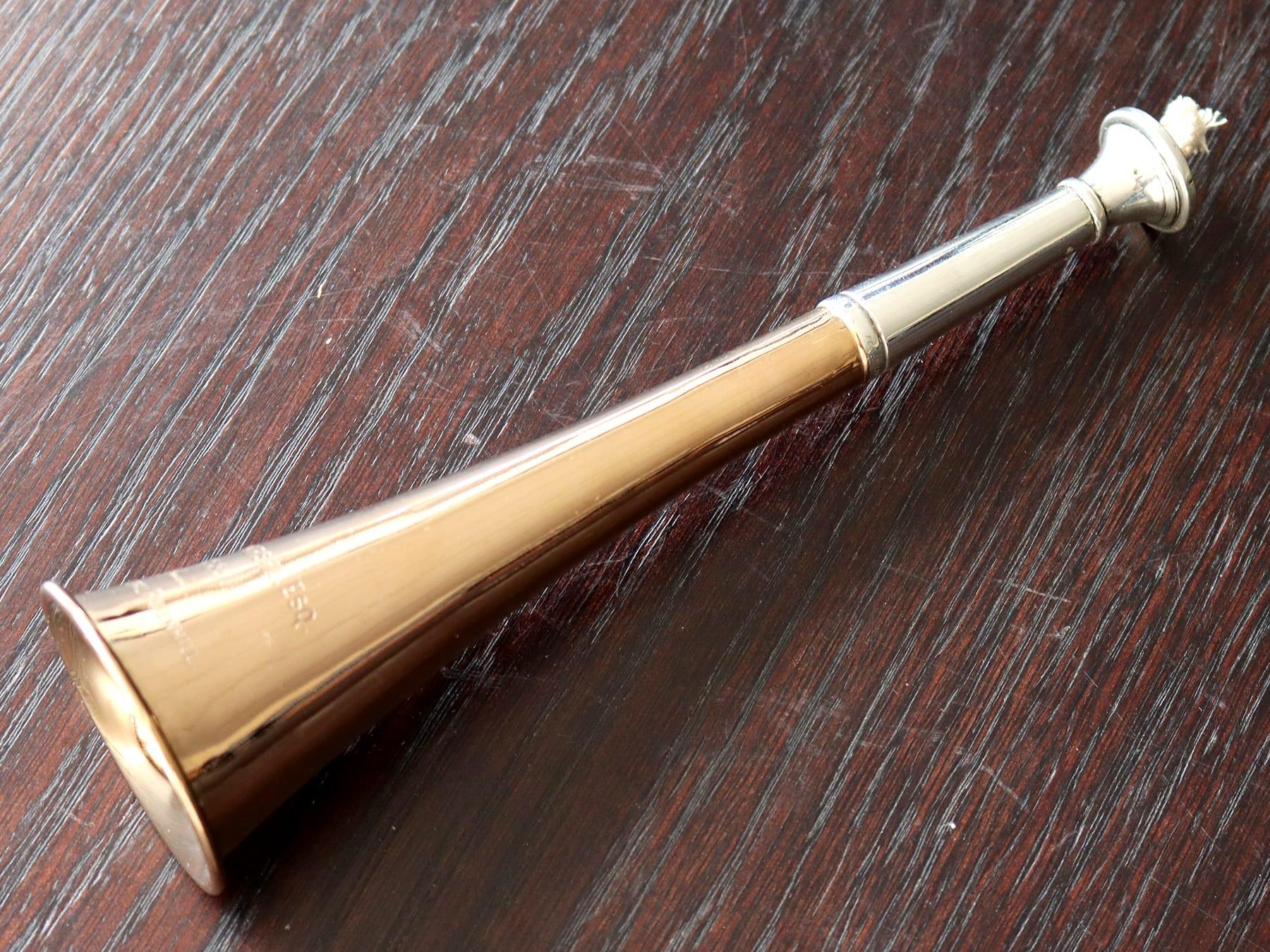Un exceptionnel, fin et impressionnant, inhabituel ancien briquet de table victorien anglais en argent sterling, modelé sous la forme d'une corne de chasse ; un ajout à notre collection d'argenterie victorienne.

Cet exceptionnel briquet antique en