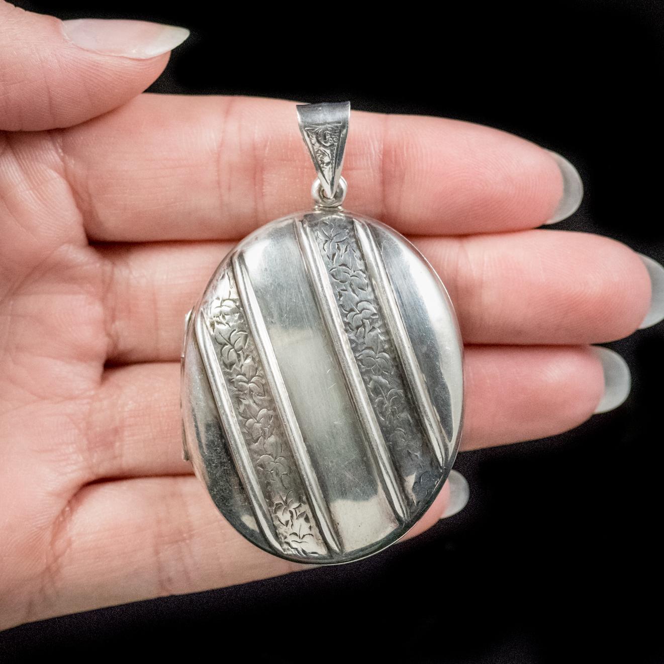 Antique Victorian Sterling Silver Ivy Locket, circa 1880 For Sale 2