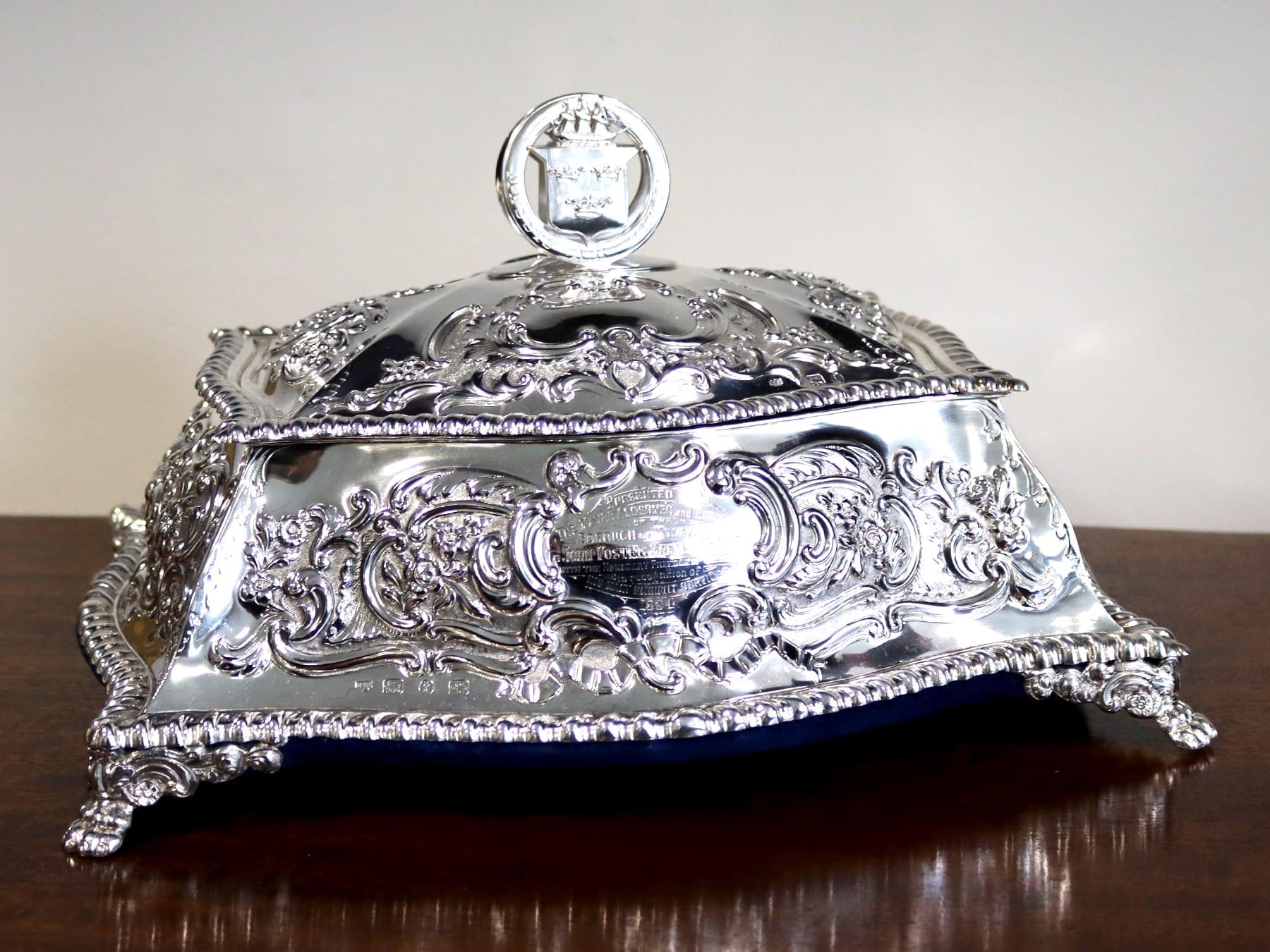 Magnifique, fin et impressionnant coffret à bijoux en argent sterling anglais de l'époque victorienne, réalisé dans le style Art nouveau ; un ajout à la collection d'argenterie de l'époque victorienne.

Ce magnifique coffret à bijoux victorien en