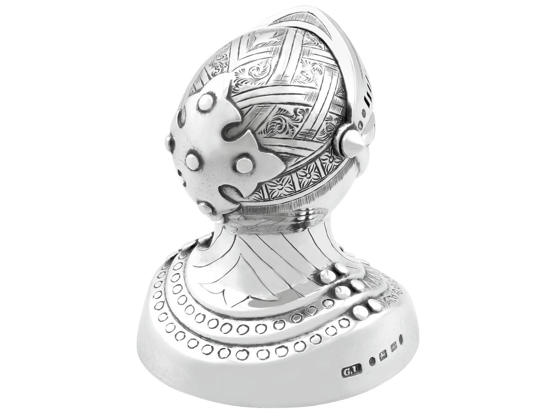 Casco de caballero victoriano de plata de ley Pimientos Fines del siglo XIX en venta