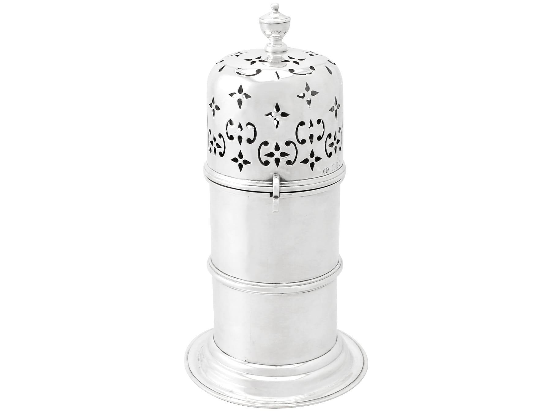 Impresionante caster antiguo victoriano de plata de ley inglesa estilo faro; forma parte de nuestra colección de platería.

Esta impresionante fuente inglesa victoriana antigua de plata de ley tiene una forma cilíndrica afilada sobre un pie