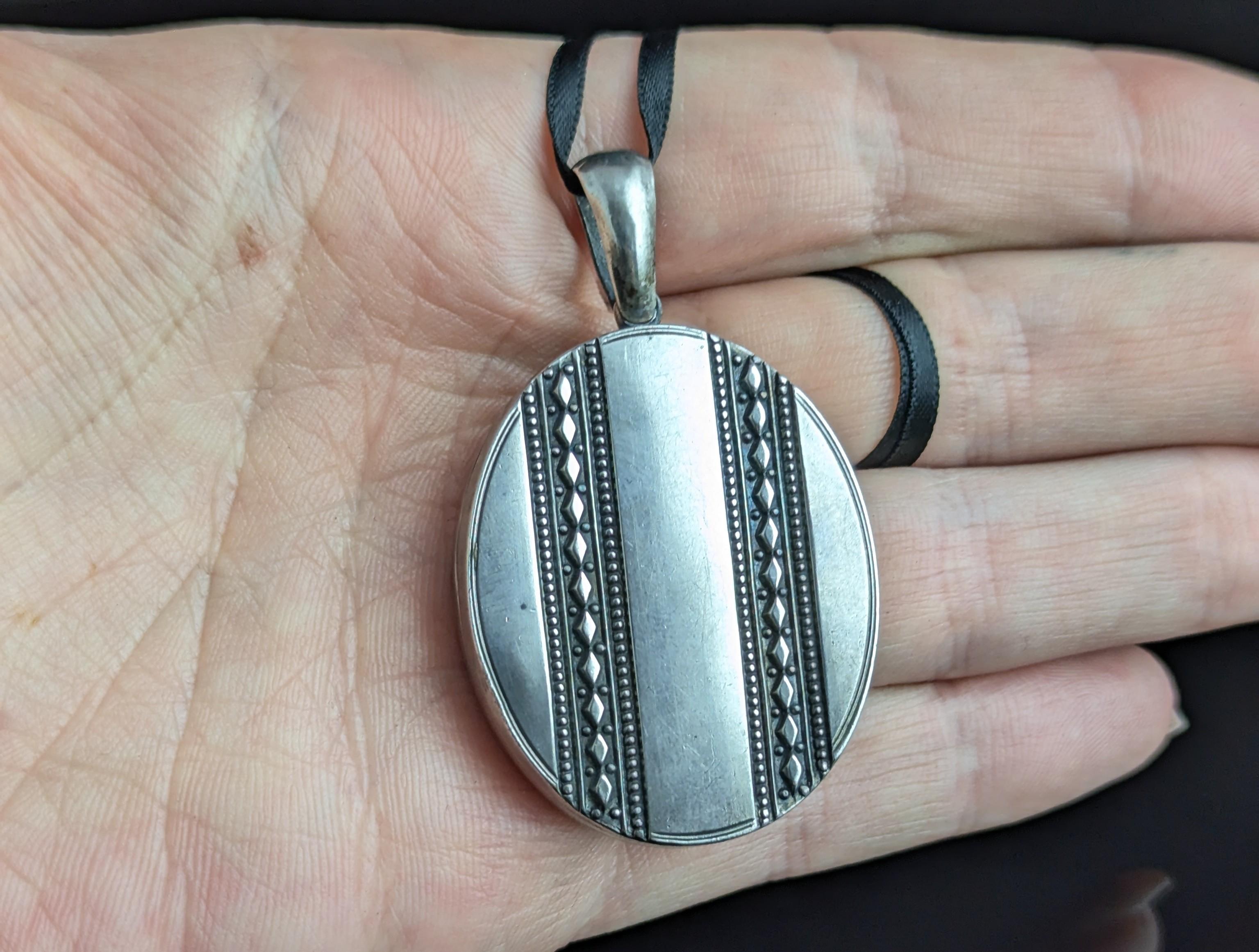 Antique Victorian sterling silver locket pendant For Sale 6