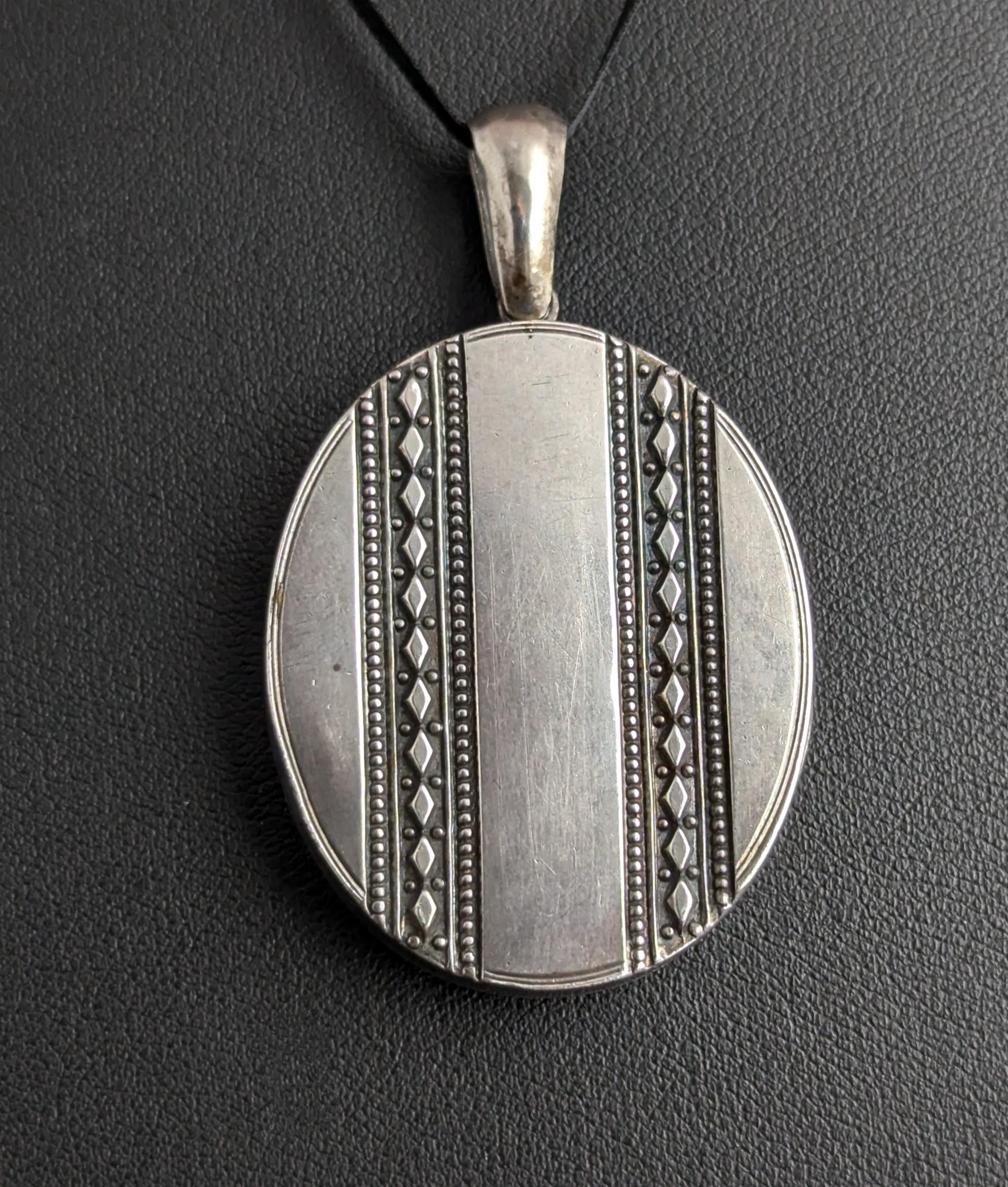 Antique Victorian sterling silver locket pendant For Sale 7