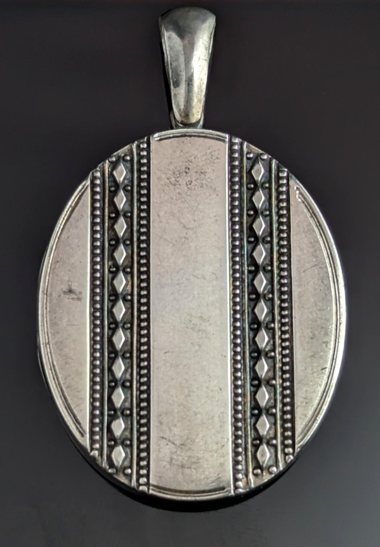 Antique Victorian sterling silver locket pendant For Sale 1