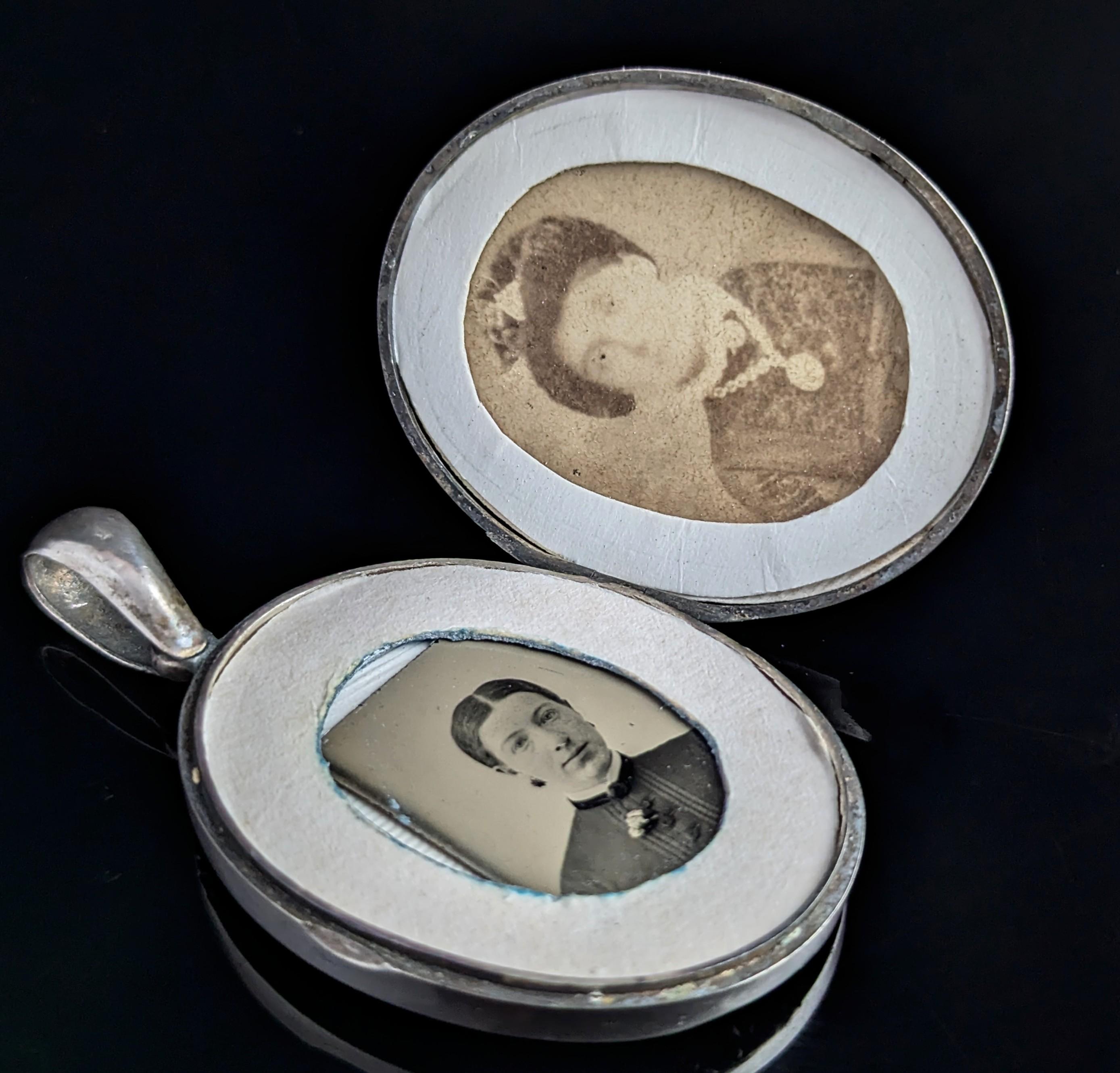 Antique Victorian sterling silver locket pendant For Sale 2