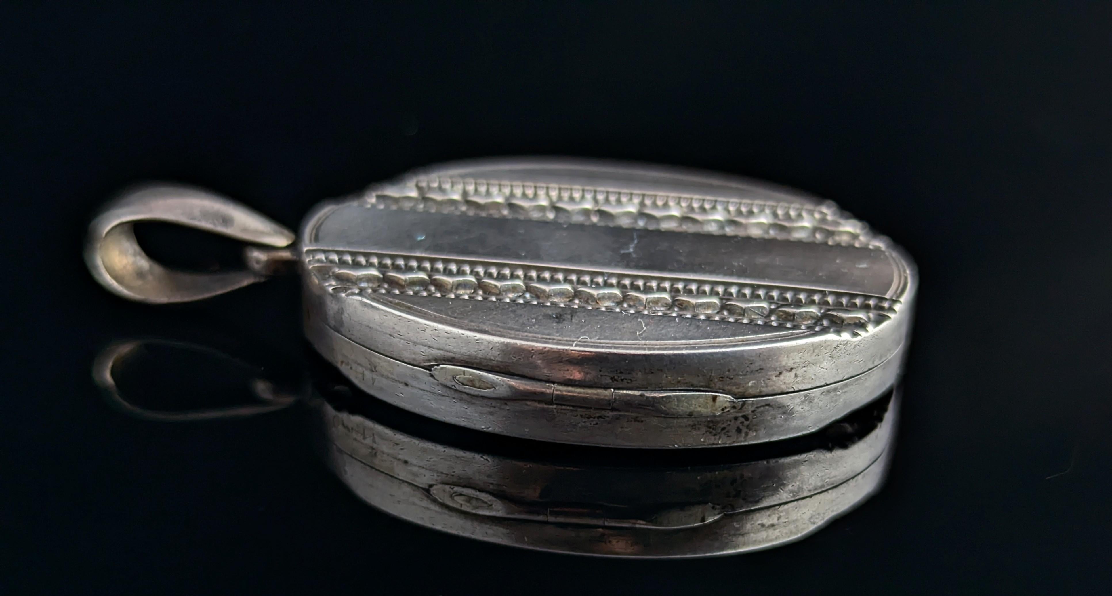 Antique Victorian sterling silver locket pendant For Sale 3