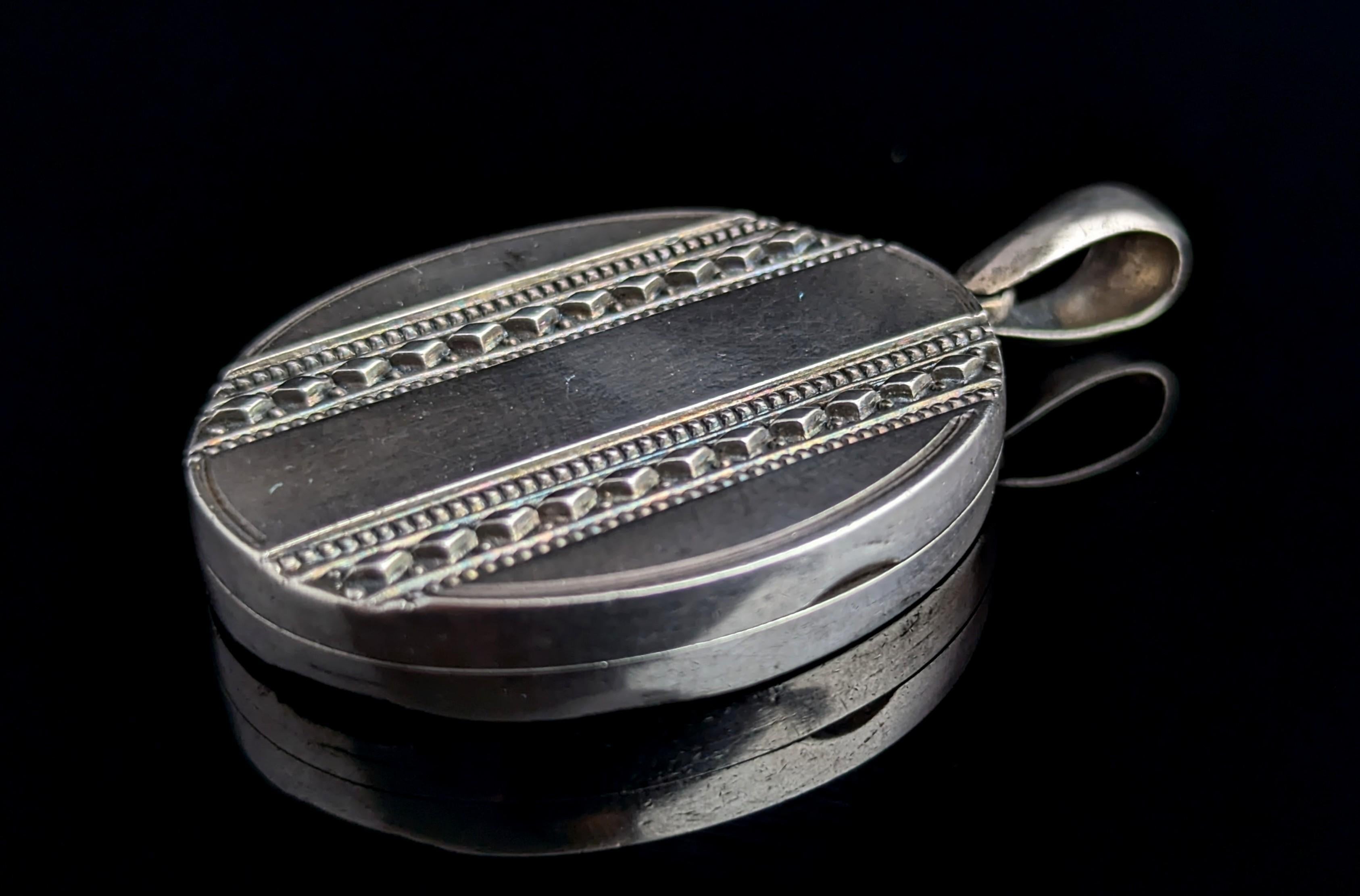 Antique Victorian sterling silver locket pendant For Sale 4