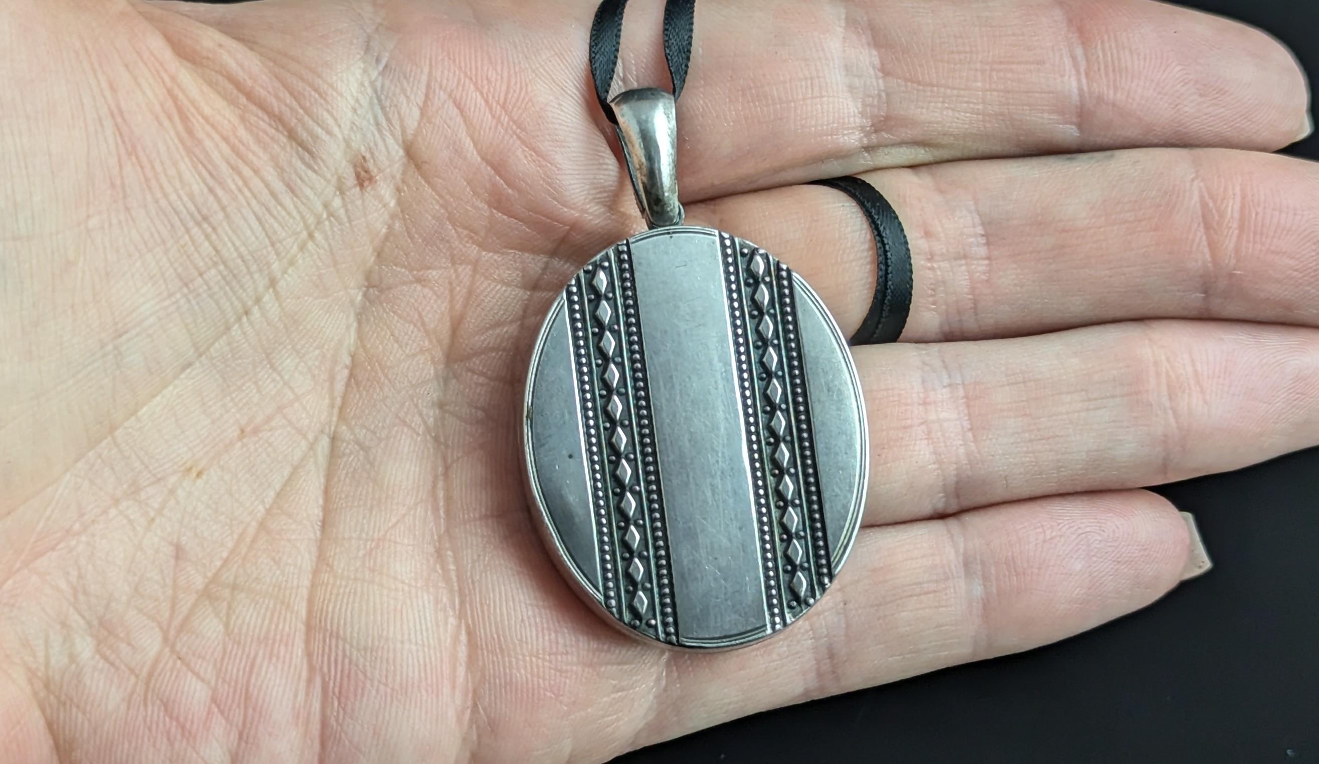 Antique Victorian sterling silver locket pendant For Sale 5