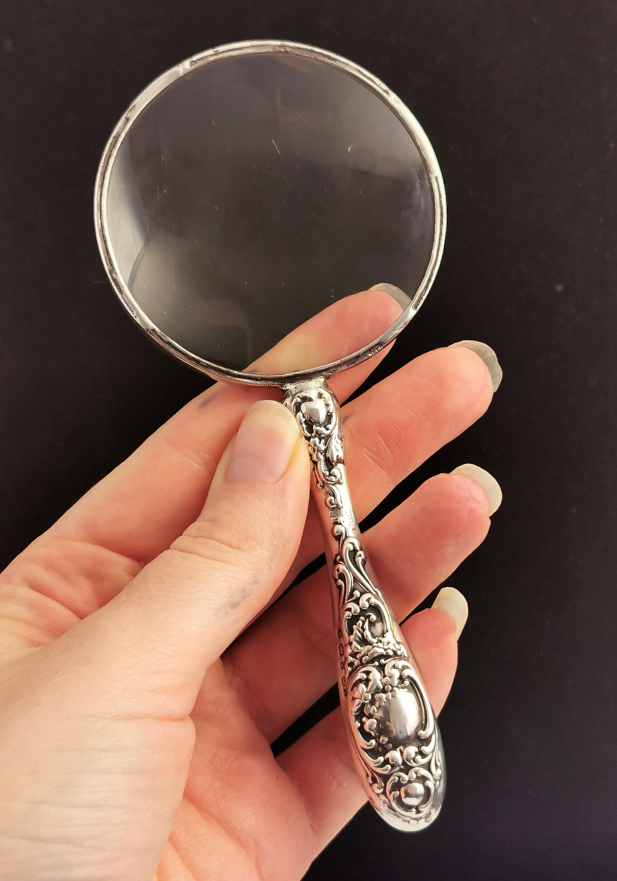 A gorgeous antique, Victorian sterling silver handled magnifying glass.

It has a decorative repousse pattern handle with hallmarks stamped to both sides, the handle is hollow.

It has a large heavy glass, original to the piece, this has been