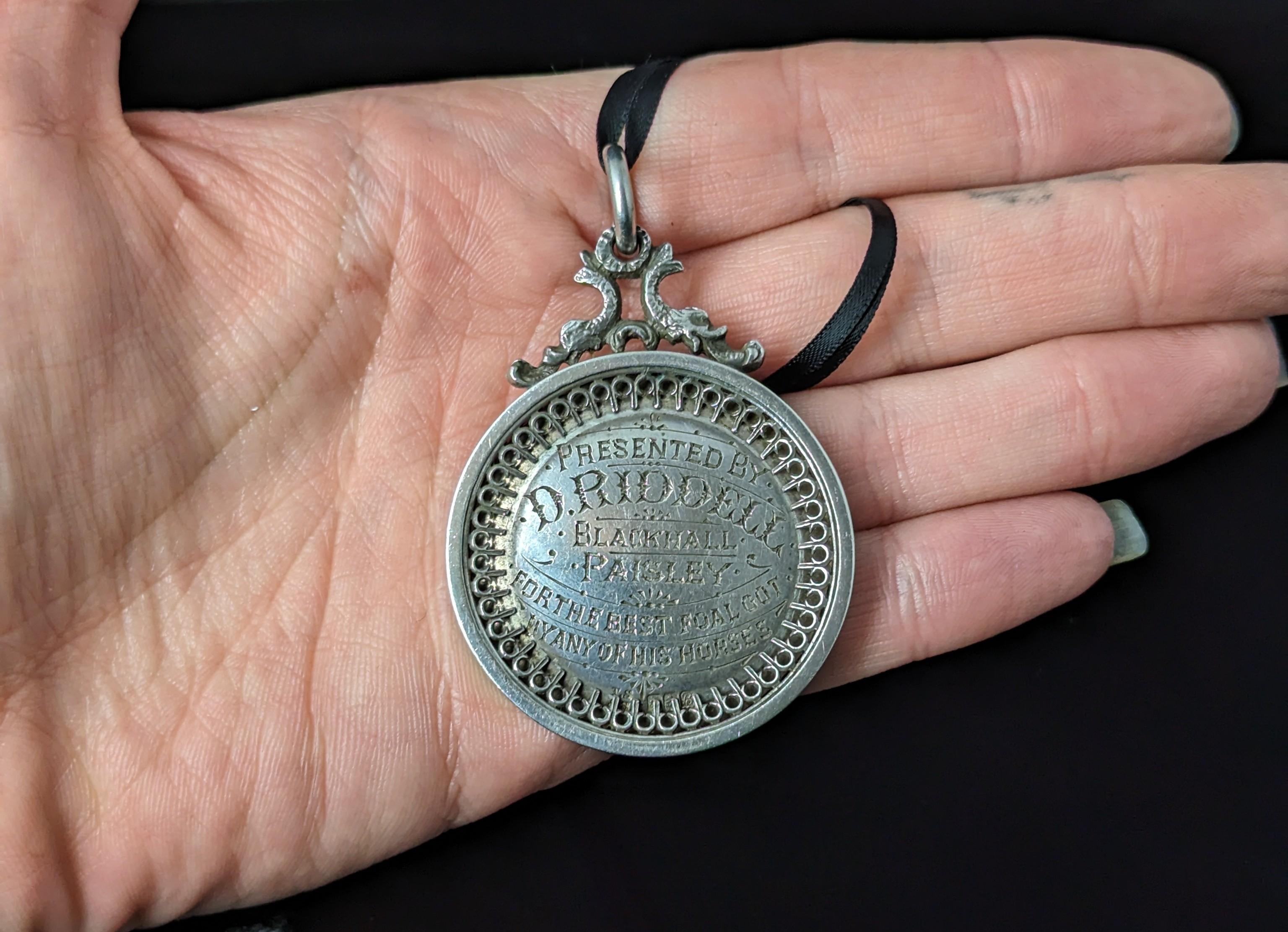 Antique Victorian sterling silver medal pendant, Medallion, Agriculture  In Good Condition For Sale In NEWARK, GB