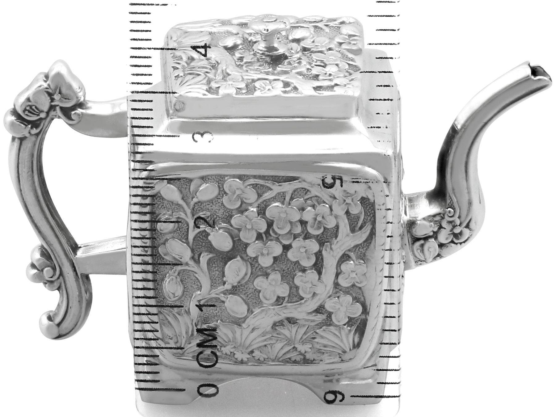 Antike viktorianische Miniatur-Teekanne aus Sterlingsilber im Angebot 6