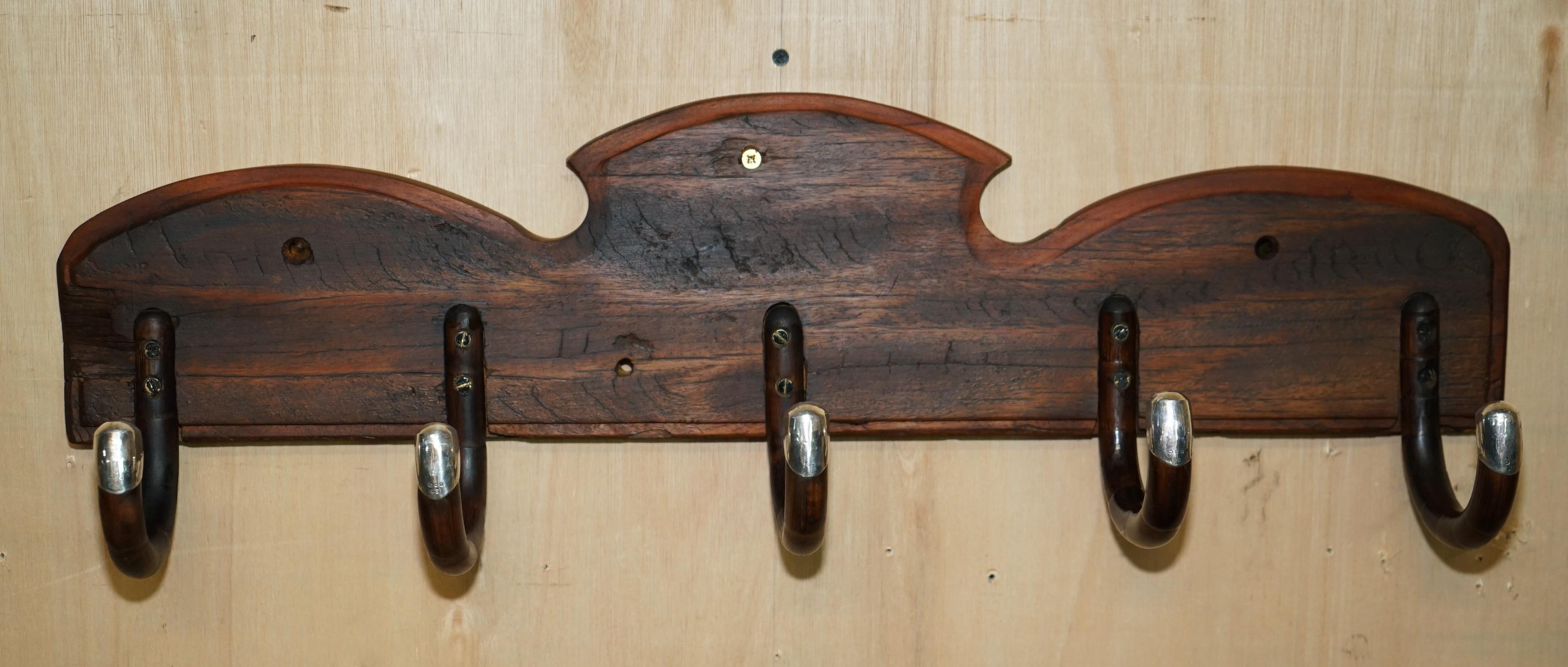 Antigüedades de la Casa Real

Royal House Antiques se complace en poner a la venta este precioso perchero de bastón montado en plata de ley de fabricación inglesa 

Perchero de pared decorativo y bien hecho, de muy buen aspecto, fabricado con