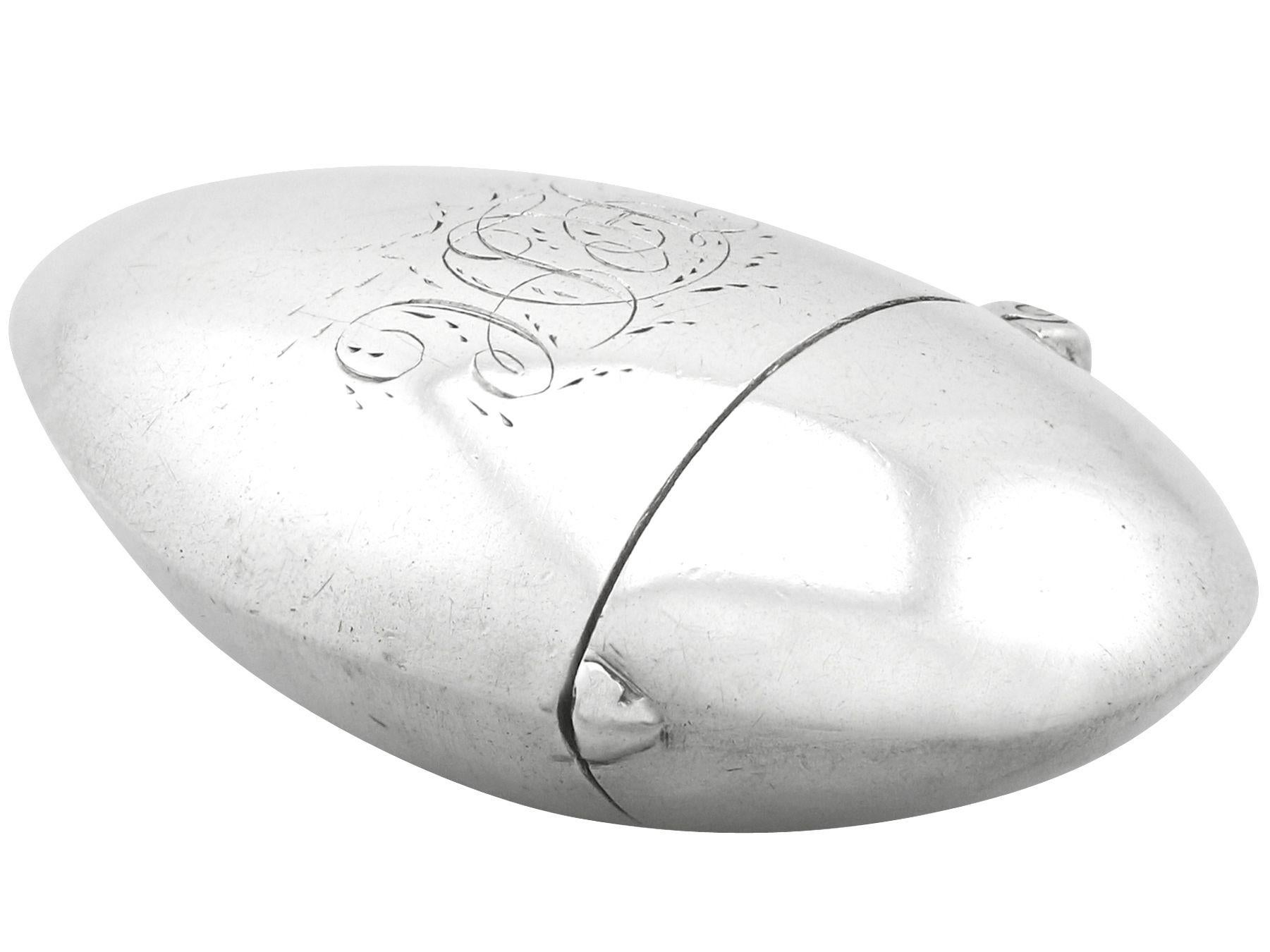 Antique Victorian Sterling Silver Mussel Vesta Case In Excellent Condition For Sale In Jesmond, Newcastle Upon Tyne