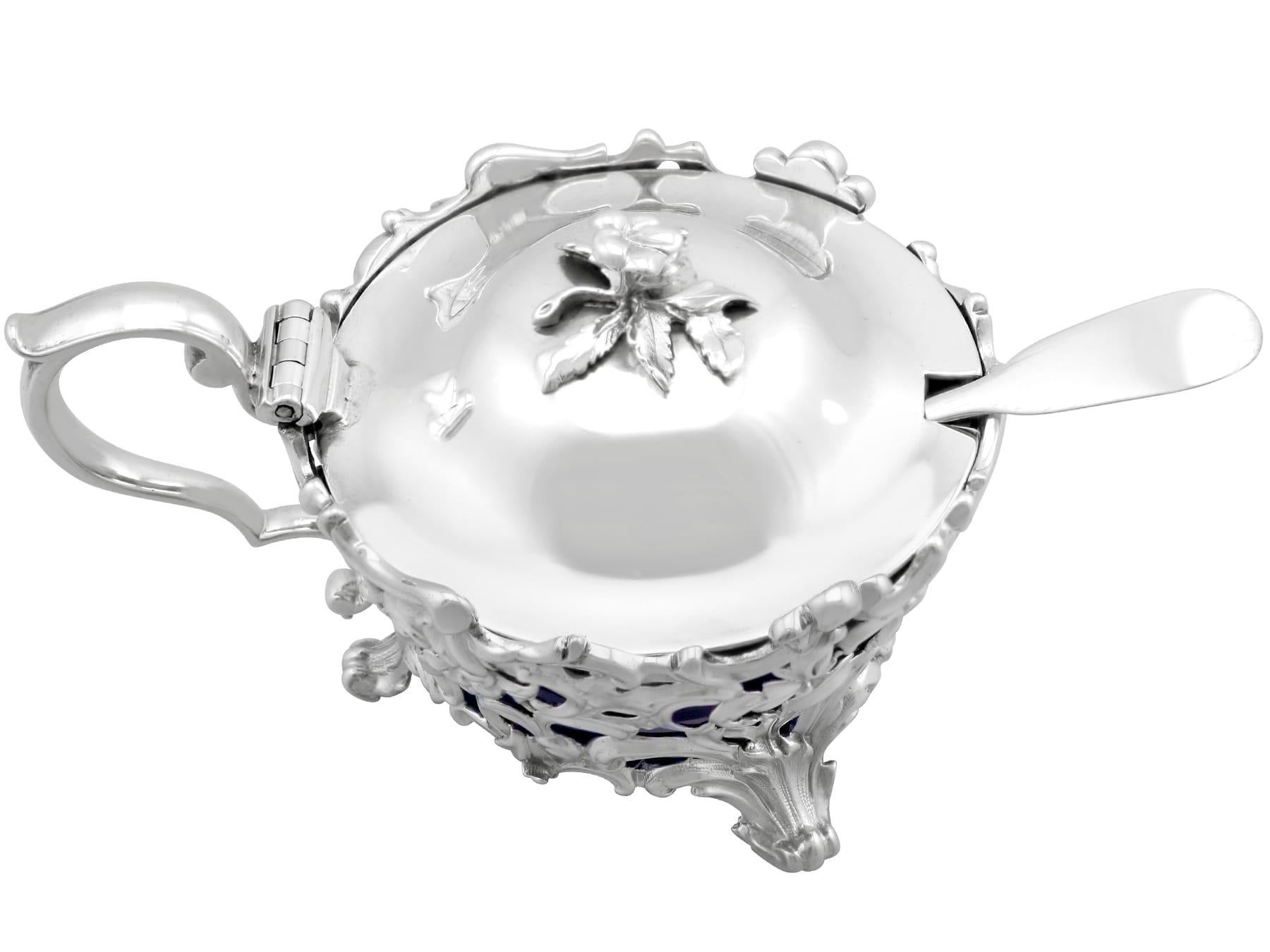 Un eccezionale, raffinato e imponente vaso di senape antico vittoriano in argento sterling e vetro blu; un'aggiunta alla nostra collezione di ampolle/contenitori d'argento vittoriani.

Questo eccezionale vaso di senape antico vittoriano in argento