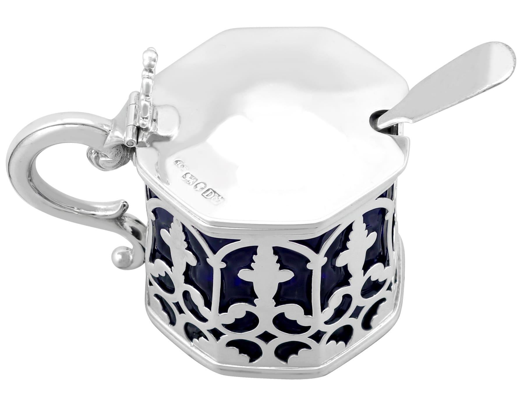 Un pot à moutarde exceptionnel, fin et impressionnant, rare et ancien, en argent sterling anglais victorien ; un ajout à notre collection de burettes/condiments en argent.

Cet exceptionnel et rare pot à moutarde en argent sterling de l'époque