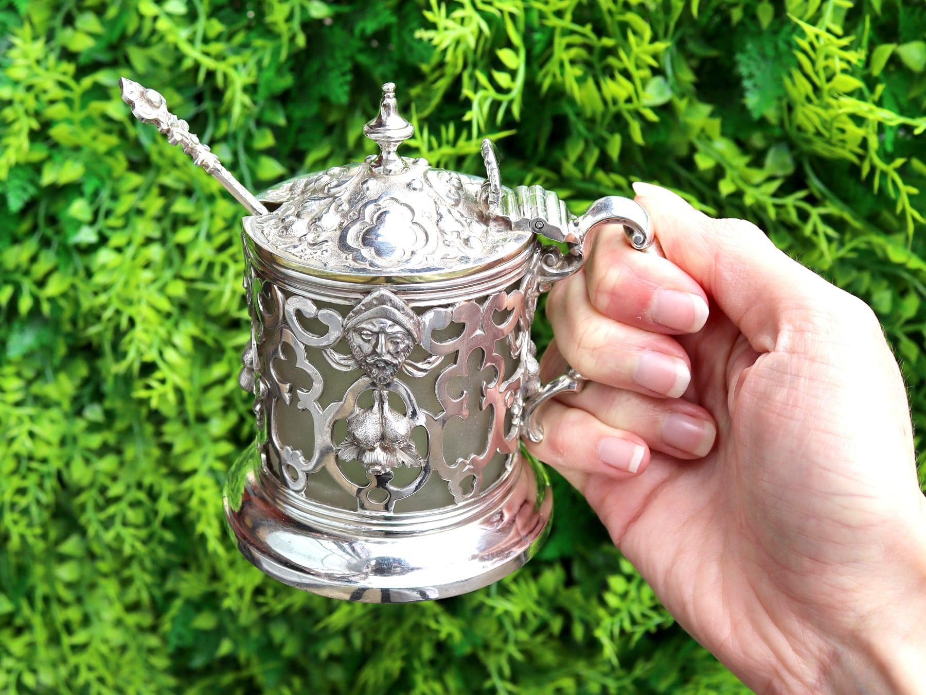 Excepcional, fino e impresionante tarro de mostaza de plata de ley inglesa de la época victoriana, con forro de cristal; una adición a nuestra colección de vinagreras/condimentos de plata.

Este excepcional, fino e impresionante recipiente