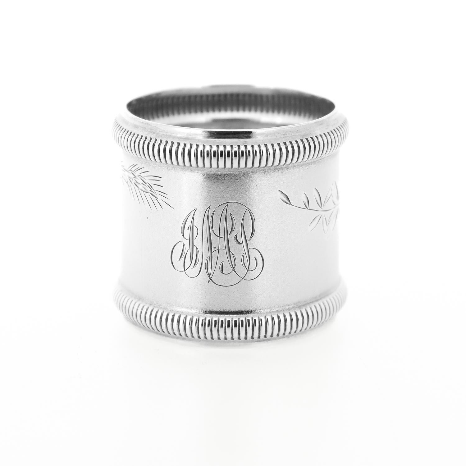 Un bel portatovaglioli antico.

In argento sterling. 

Con bordi a coste e felci, fiori e fogliame incisi.

Marcato all'interno 214 S.

Inciso con il monogramma JMS.

Semplicemente un meraviglioso portatovaglioli antico!

Data:
Fine del XIX o inizio