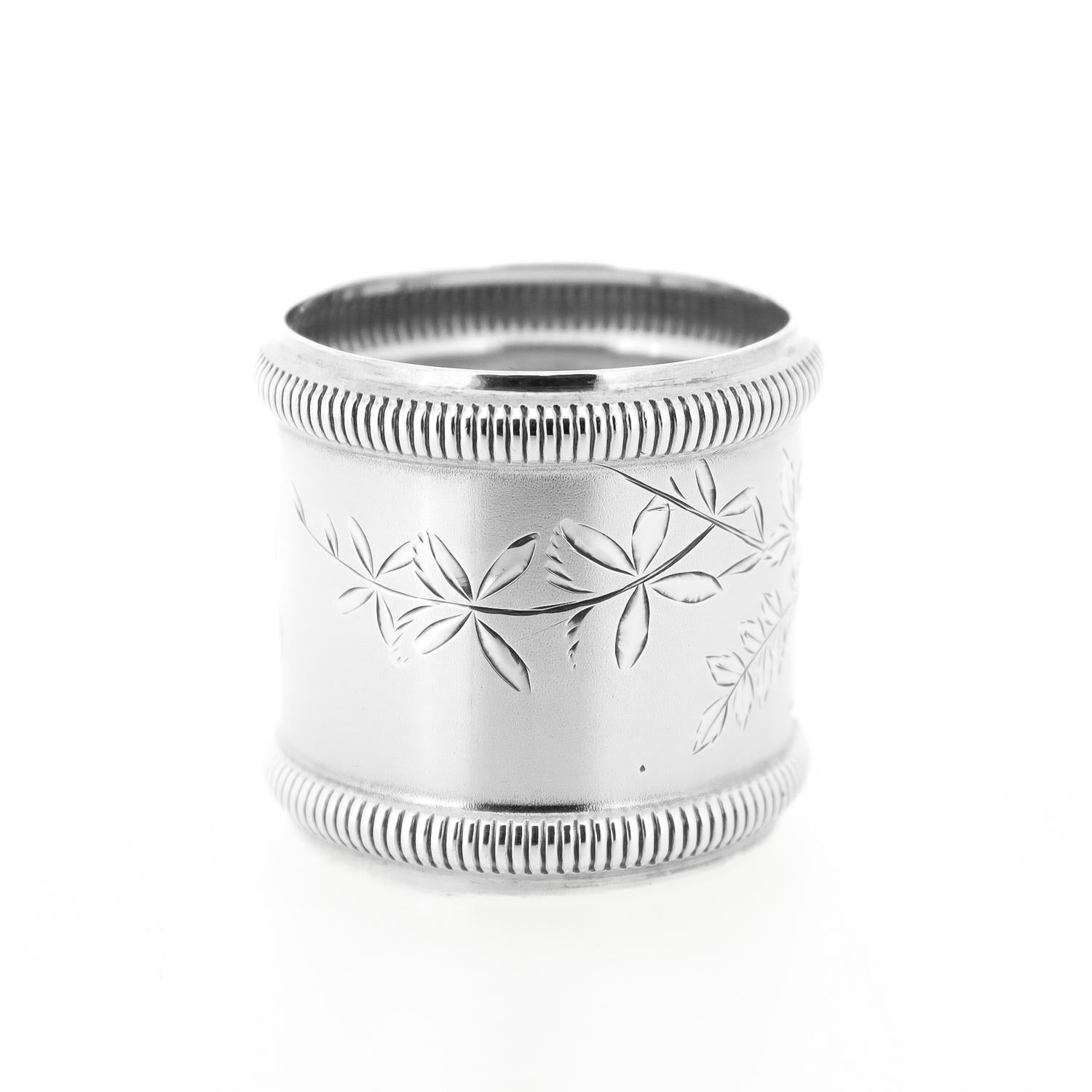 Vittoriano Antico portatovaglioli vittoriano in argento sterling con felci, fiori e foglie in vendita
