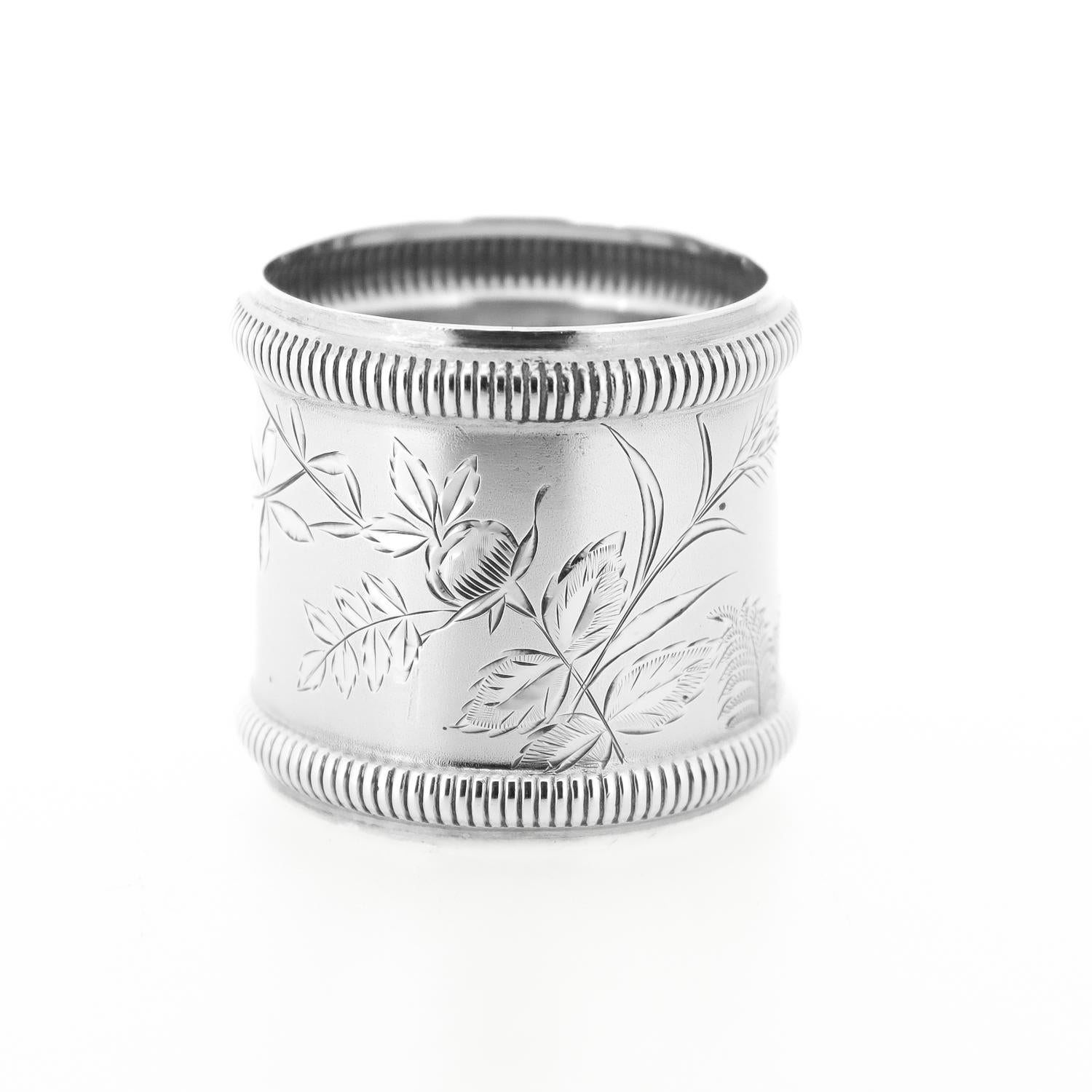 Inciso Antico portatovaglioli vittoriano in argento sterling con felci, fiori e foglie in vendita