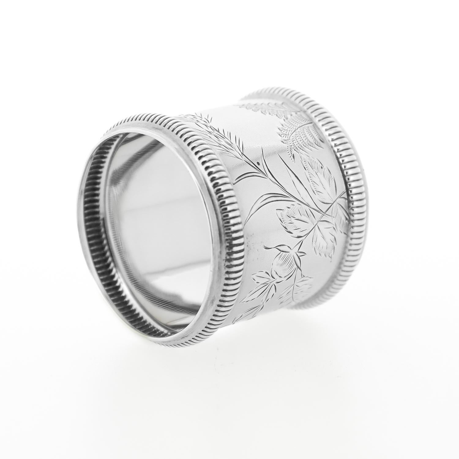 Argento 925 Antico portatovaglioli vittoriano in argento sterling con felci, fiori e foglie in vendita