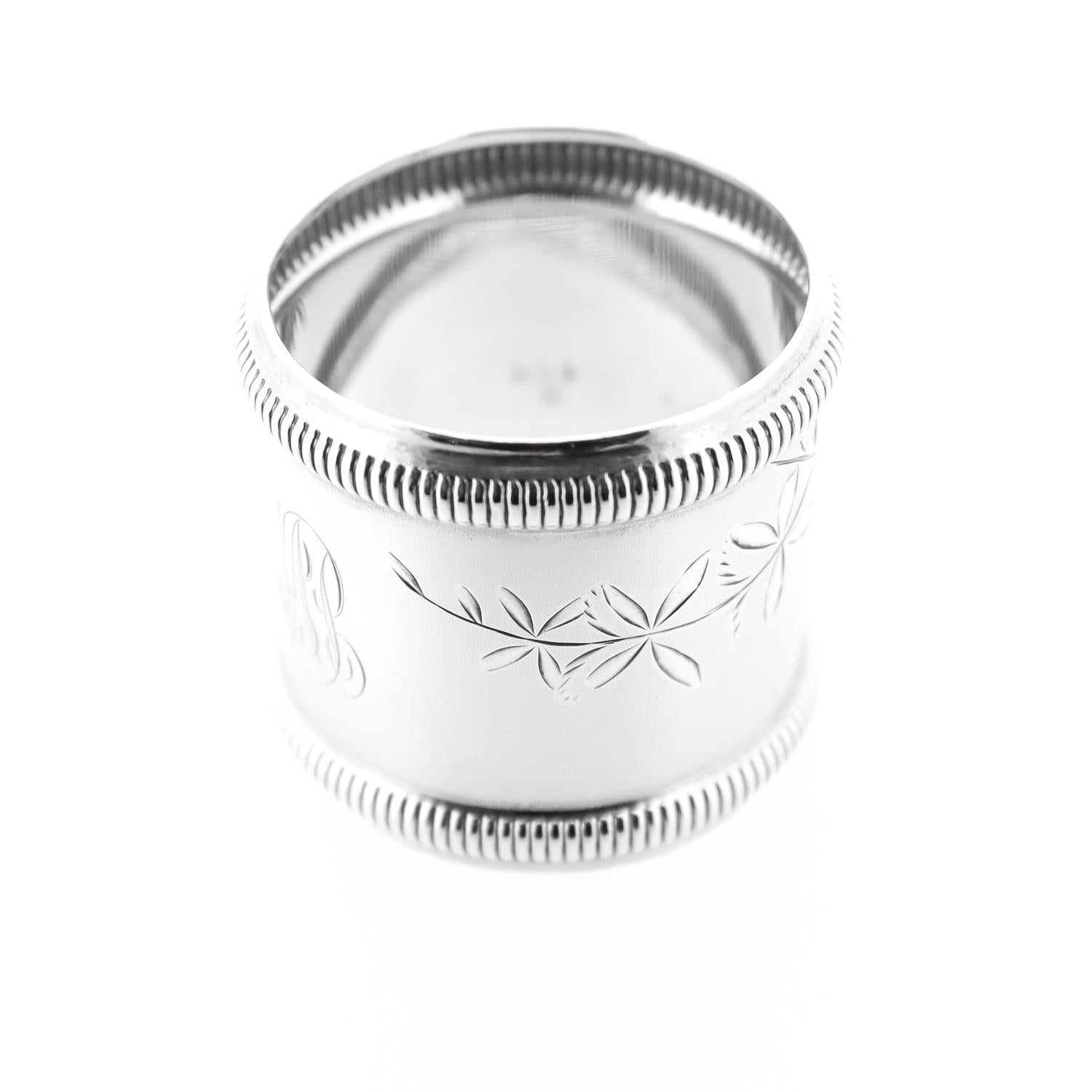 Antico portatovaglioli vittoriano in argento sterling con felci, fiori e foglie in vendita 1