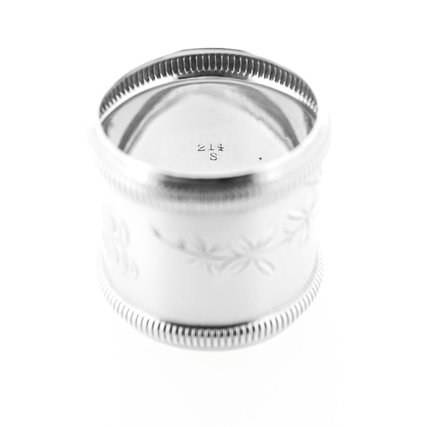 Antico portatovaglioli vittoriano in argento sterling con felci, fiori e foglie in vendita 2