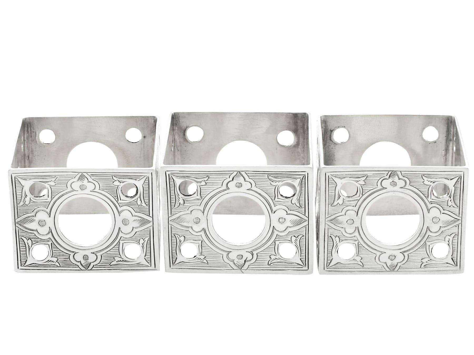 Un set insolito e di grande effetto di tre antichi portatovaglioli inglesi vittoriani in argento sterling; un'aggiunta alla nostra collezione di argenteria da pranzo.

Questo raffinato set di antichi portatovaglioli vittoriani in argento sterling è