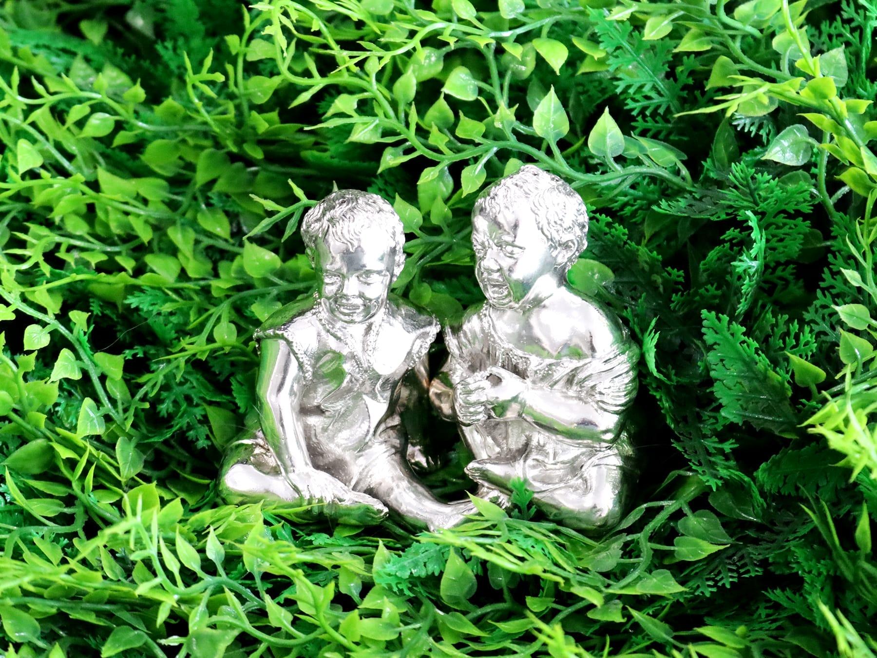 Un'eccezionale, raffinata e impressionante, insolita coppia di antichi peperoni inglesi vittoriani in argento sterling; un'aggiunta alla nostra collezione di argenteria da novità del XIX secolo.

Questi eccezionali peperoni antichi inglesi